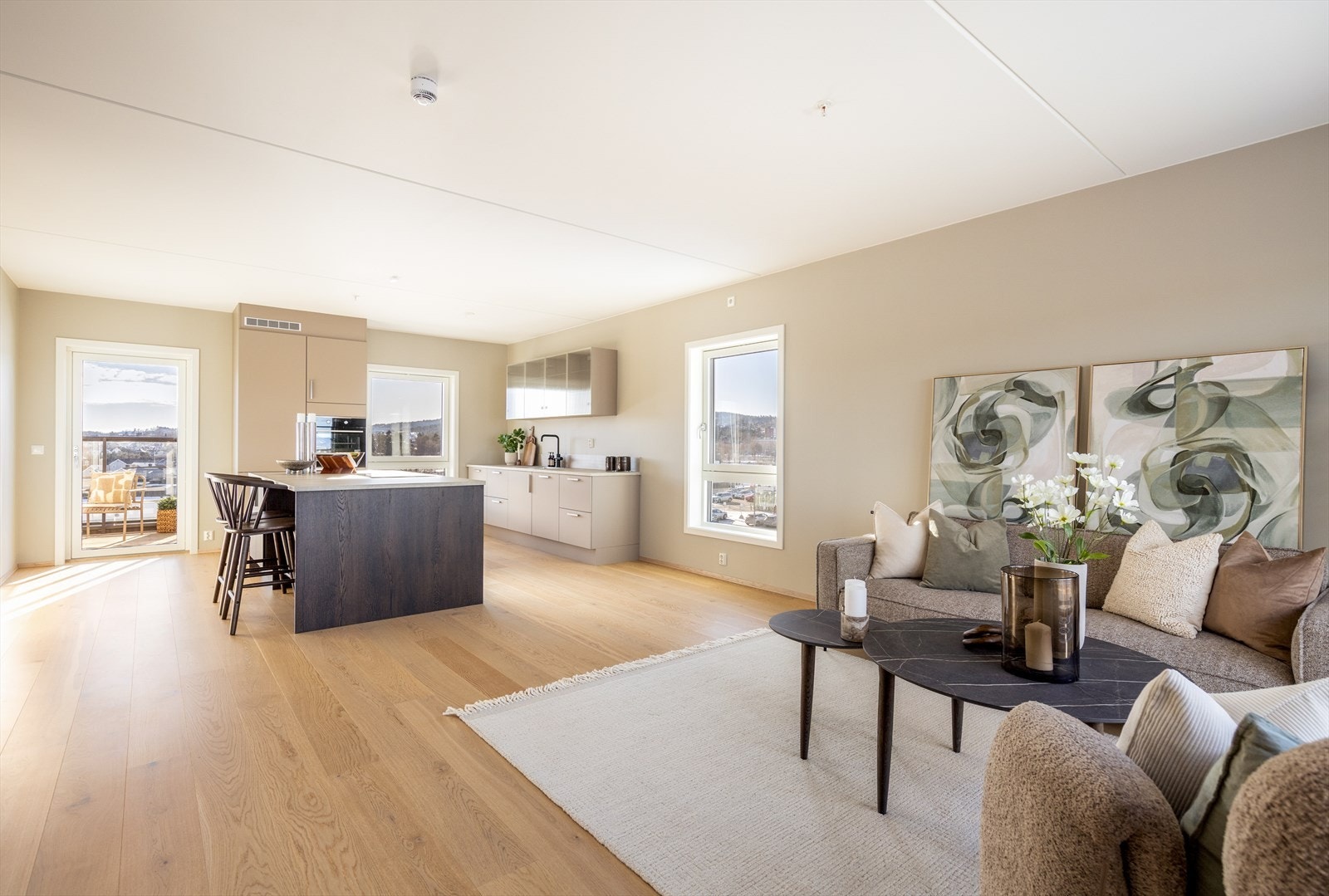 Praktisk kjøkken med stor kjøkkenøy Galleribilde