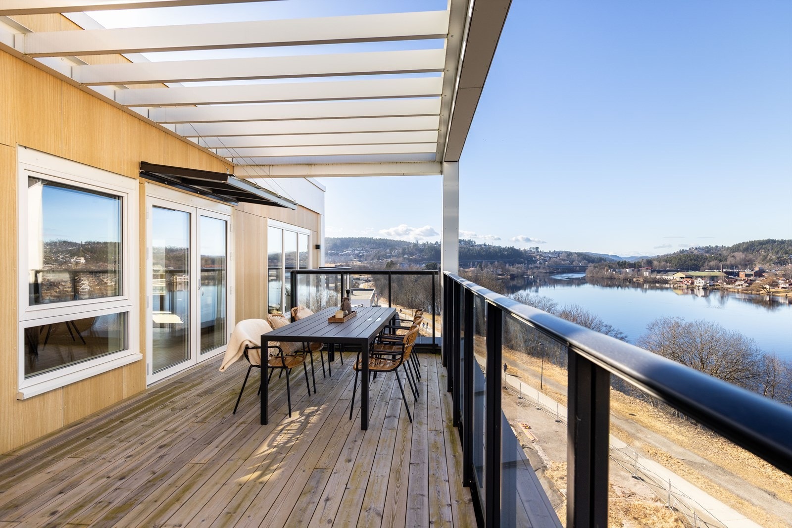 Deilig uteplass med utgang fra stue Galleribilde