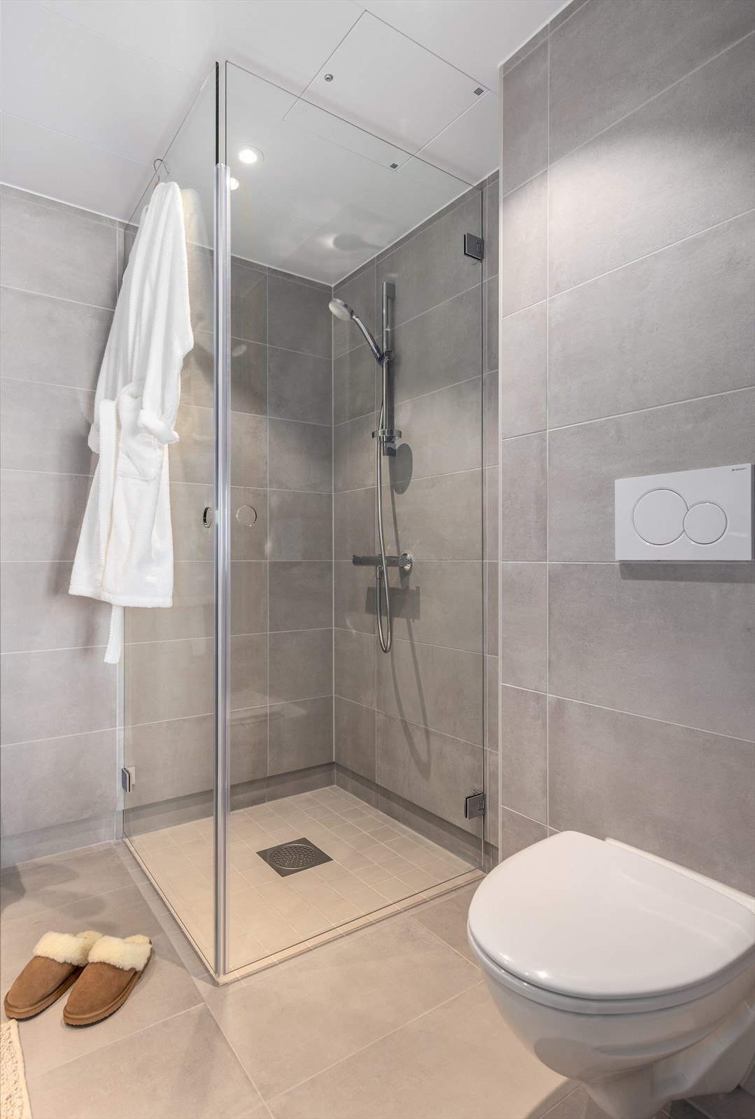 Dusjnisje og vegghengt wc - det beste Galleribilde