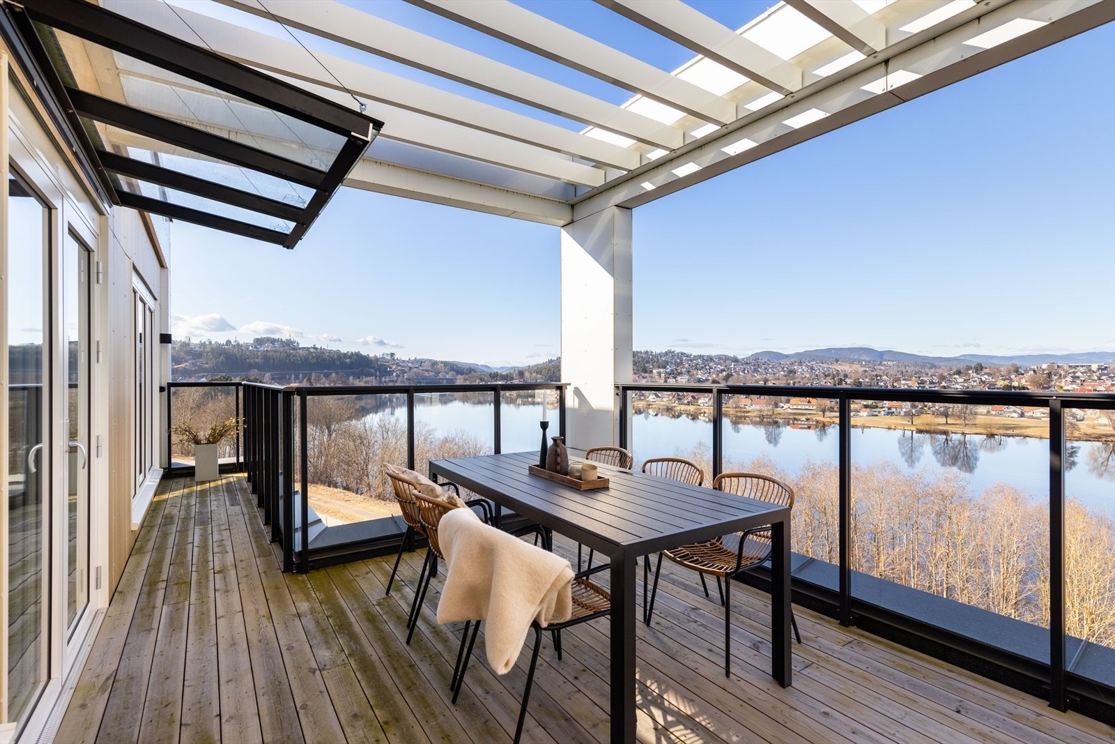 Romslig veranda mot Hjellevannet og Bakkestranda Galleribilde