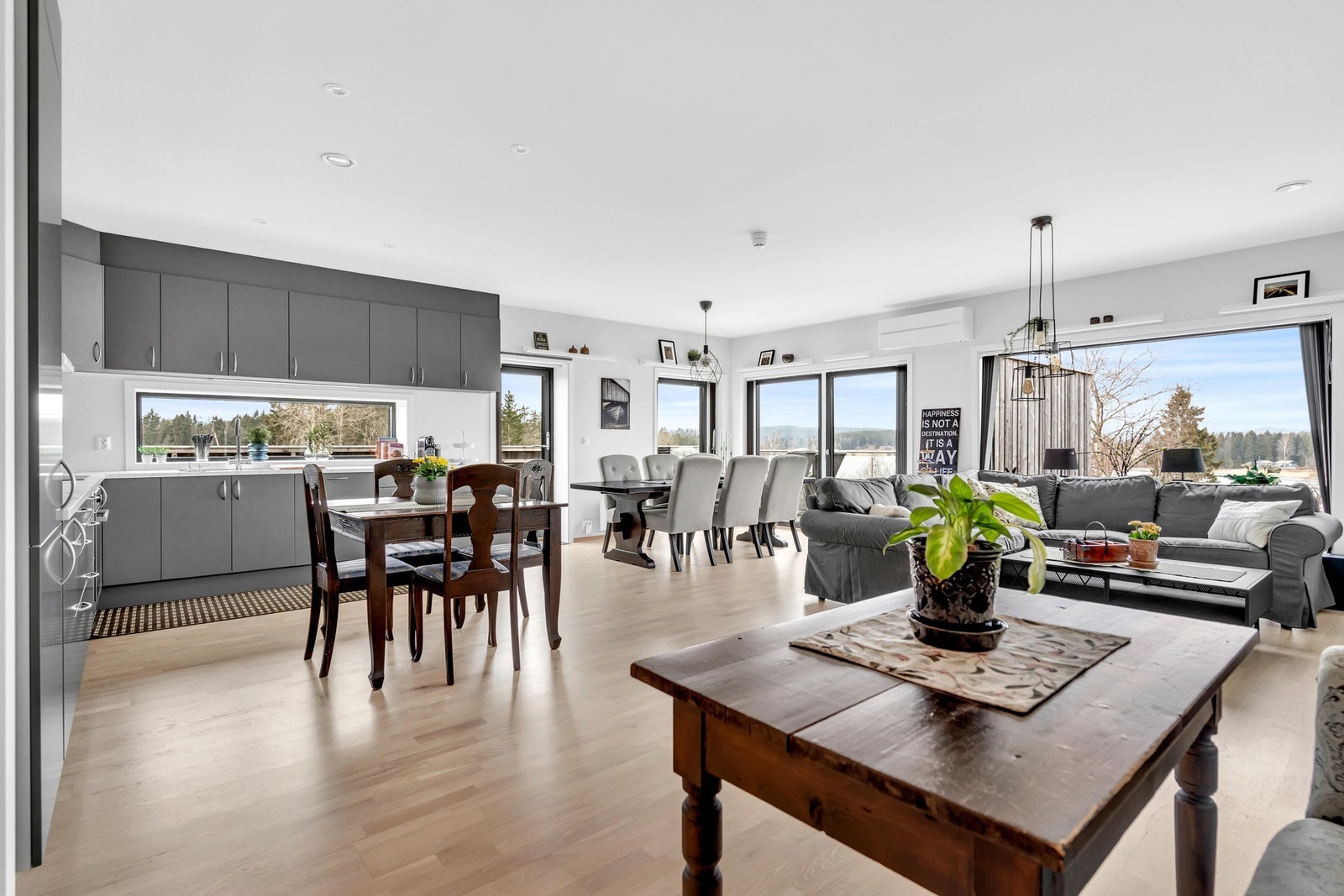 Aubo kjøkkeninnredning fra 2020 med grå slette fronter og laminert benkeplate med nedfelt oppvaskkum av rustfritt stål med ett-greps armatur. Galleribilde