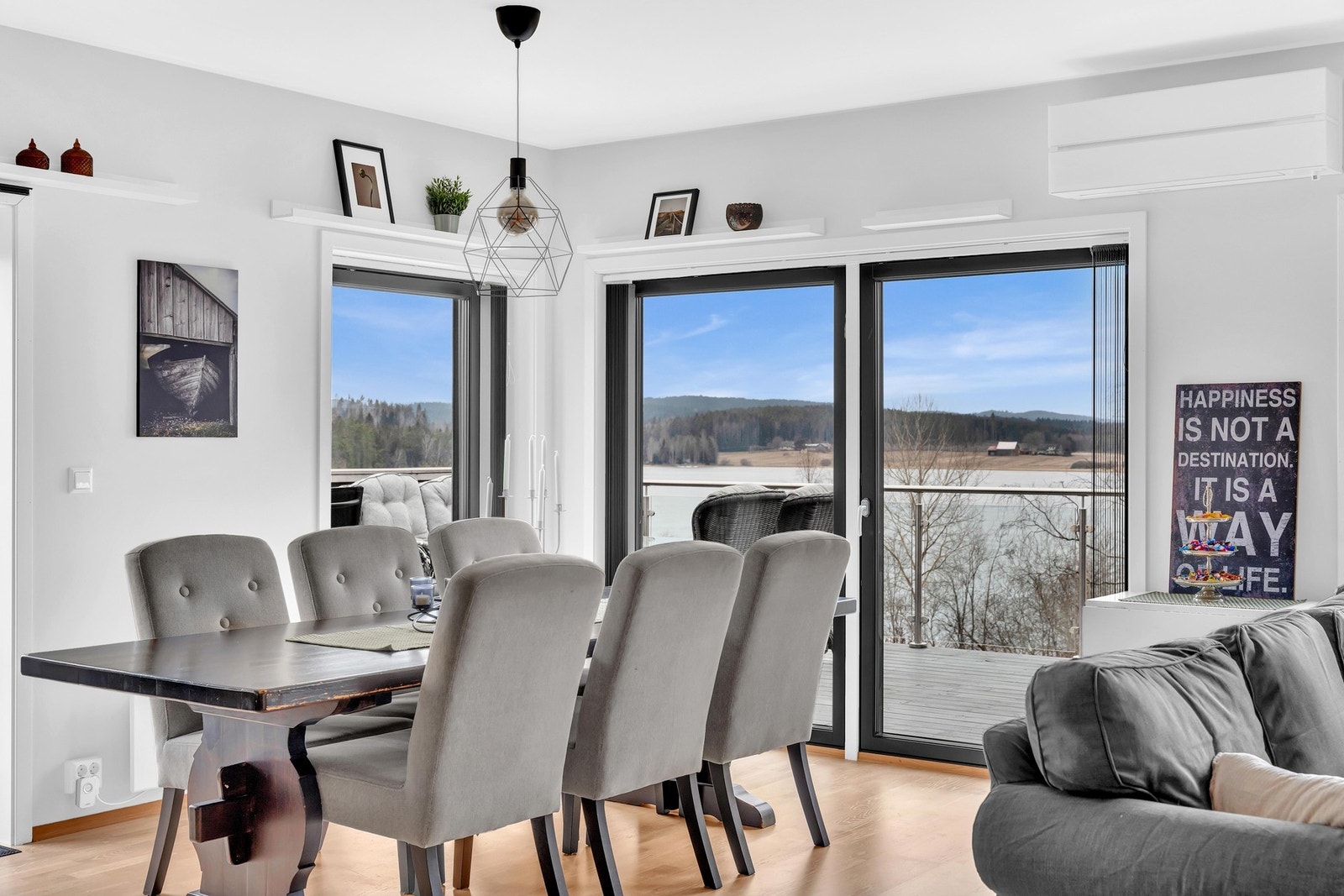 God plass til stor spisegruppe, perfekt til å samle hele familien på middagsselskaper. Galleribilde