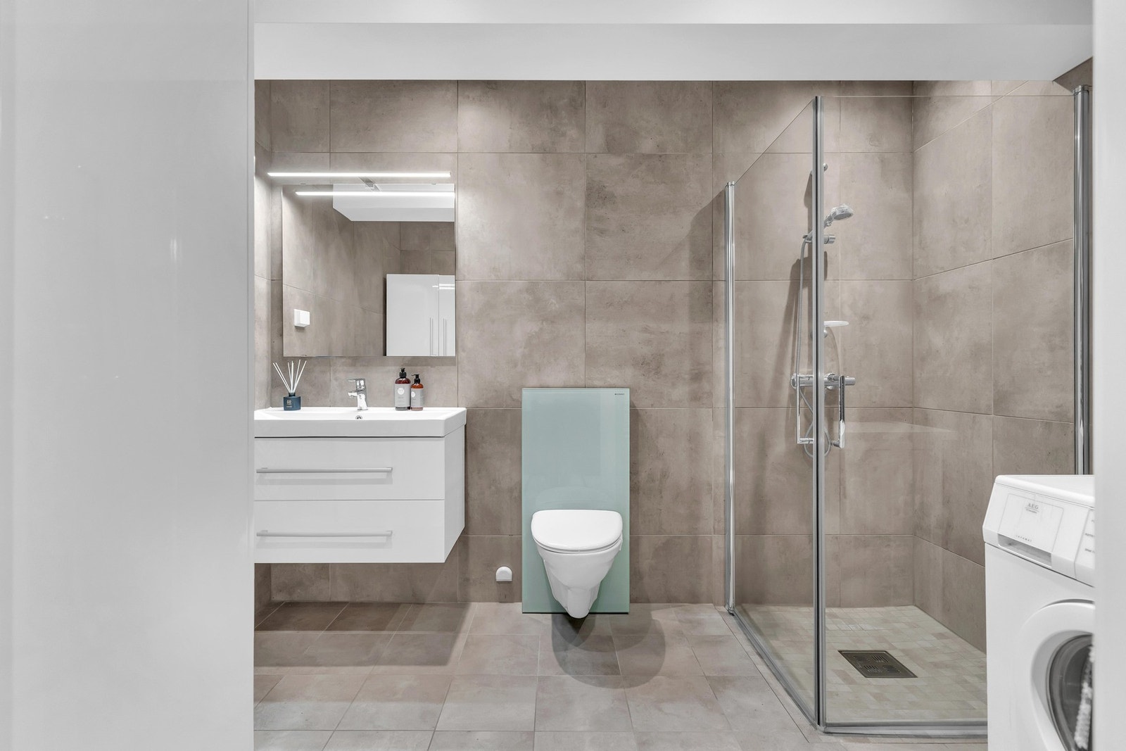 Lekkert og moderne baderom fra 2020 med flislagte overflater og elektrisk gulvvarme. Galleribilde