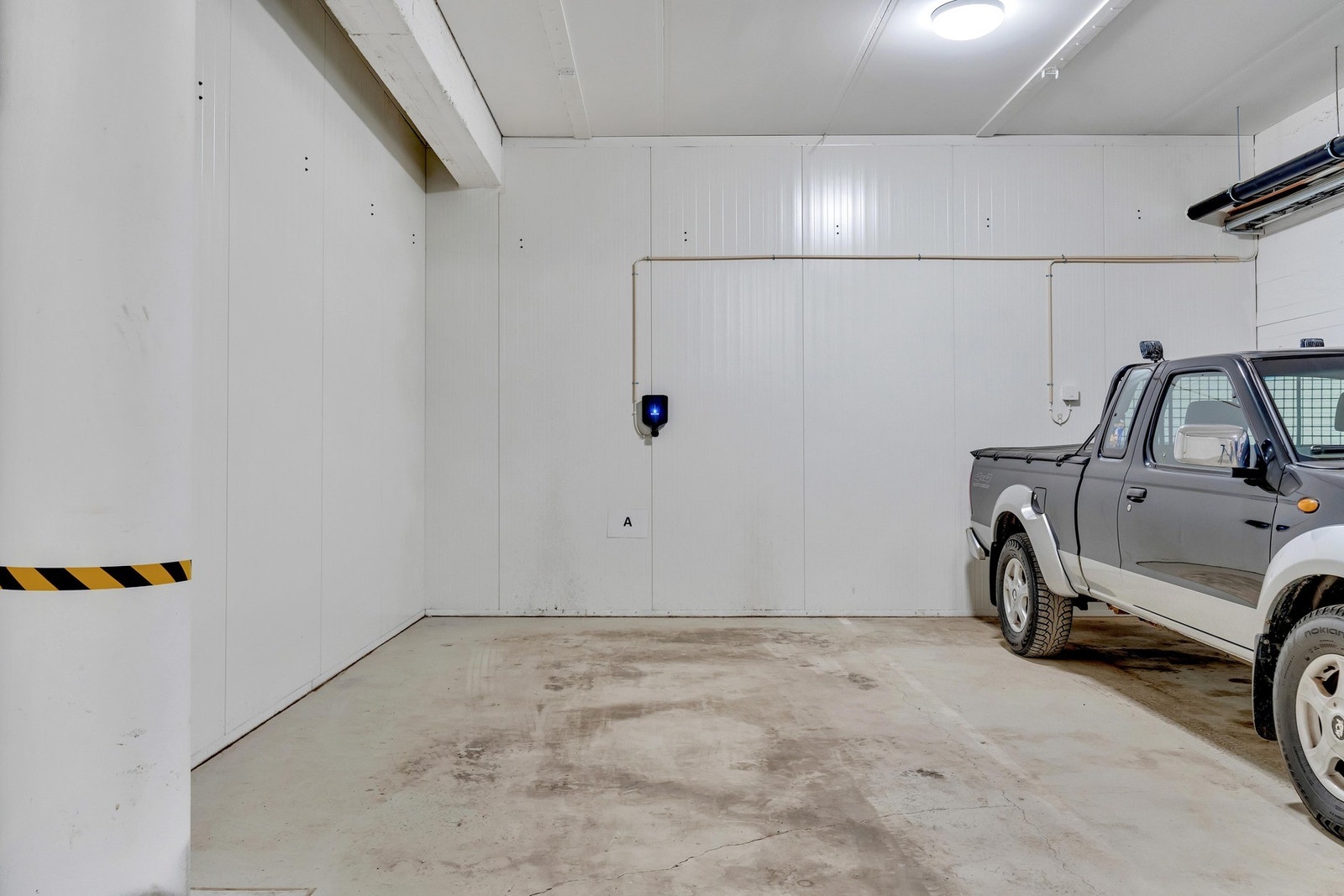 Det disponeres en biloppstillingsplass (A) med elbil-lader i felles parkeringskjeller. Galleribilde