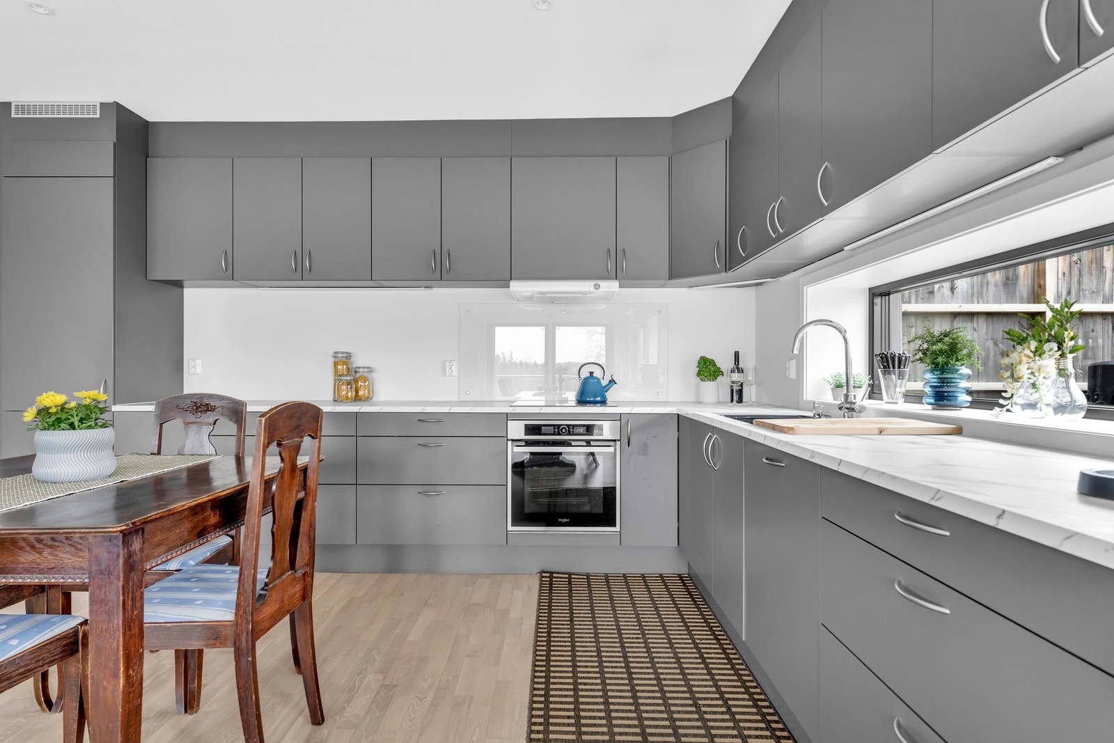 Integrert komfyr med nedfelt induksjonstopp, kjøleskap, fryser og oppvaskmaskin. Komfyrvakt er montert. Galleribilde