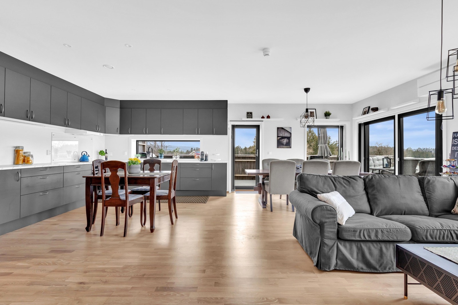 Stuen ligger i åpen løsning mot kjøkkenet, noe som gjør rommet til et svært sosialt oppholdsrom. Galleribilde