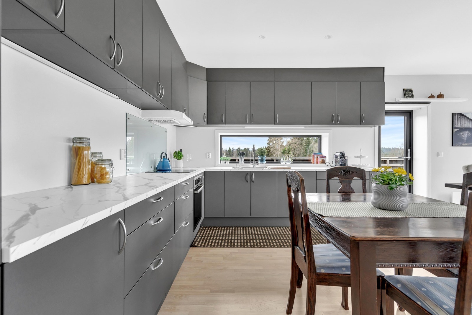 Det er montert en praktisk glassplate på vegg over induksjonstopp for å unngå flekker på veggen. Galleribilde