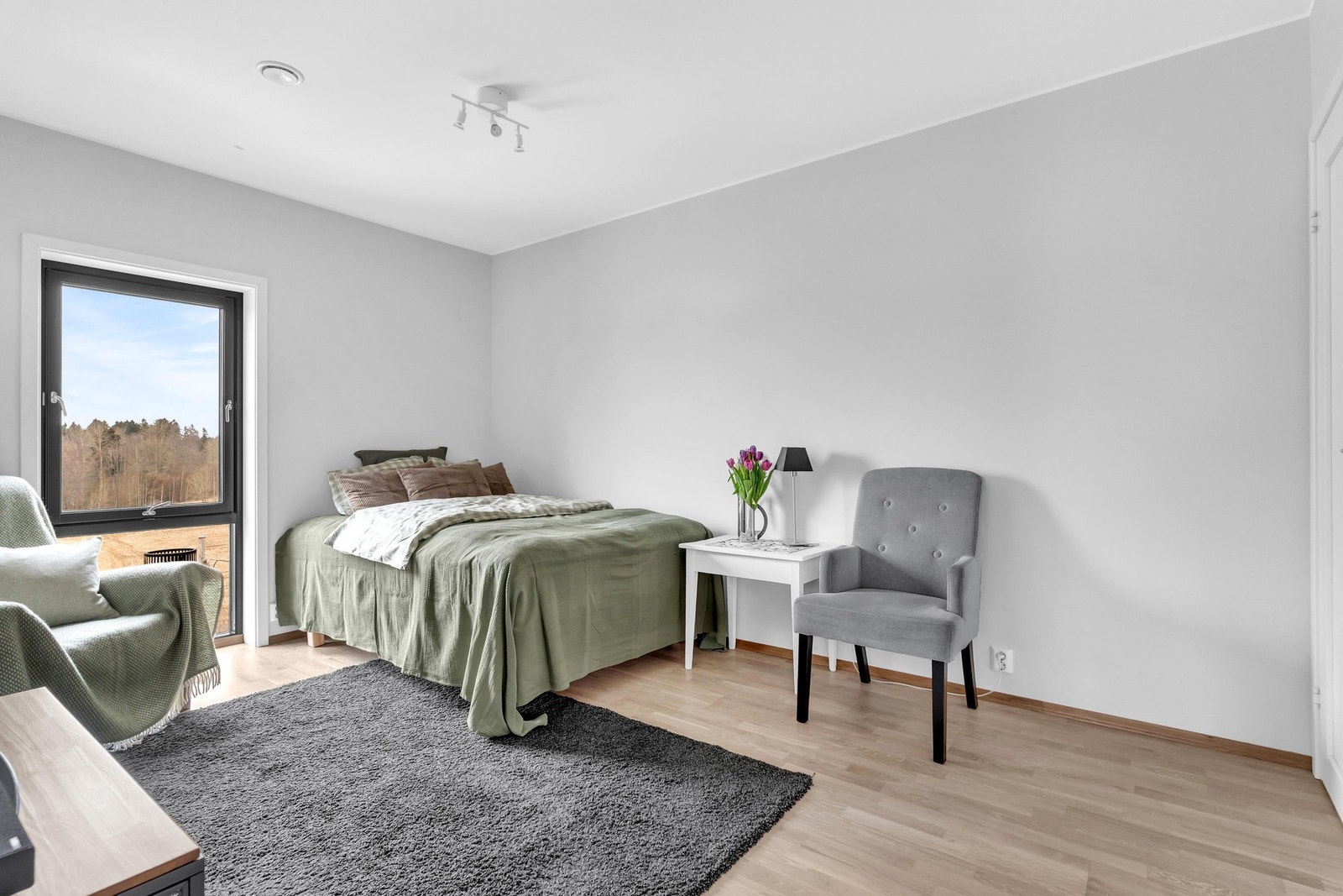 Begge rommene er av god størrelse og lar seg enkelt innrede med seng, nattbord og garderobeløsning. Galleribilde