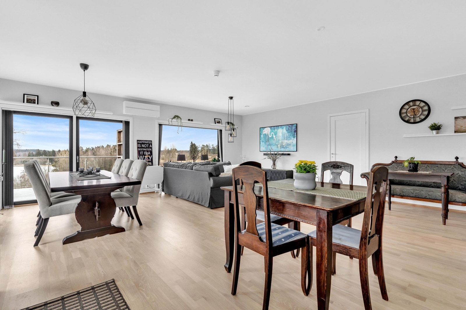 Magnus Grasmo v/EIE eiendomsmegling har gleden av å presentere Hemnesveien 218! - En moderne og romslig 3-roms selveierleilighet med attraktiv og barnevennlig beliggenhet i Hemnes sentrum! Galleribilde