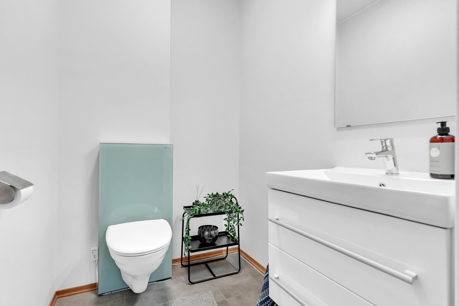 Leiligheten har også et praktisk separat toalettrom fra byggeåret 2020 med flislagt gulv, servantskap og vegghengt toalett. Galleribilde