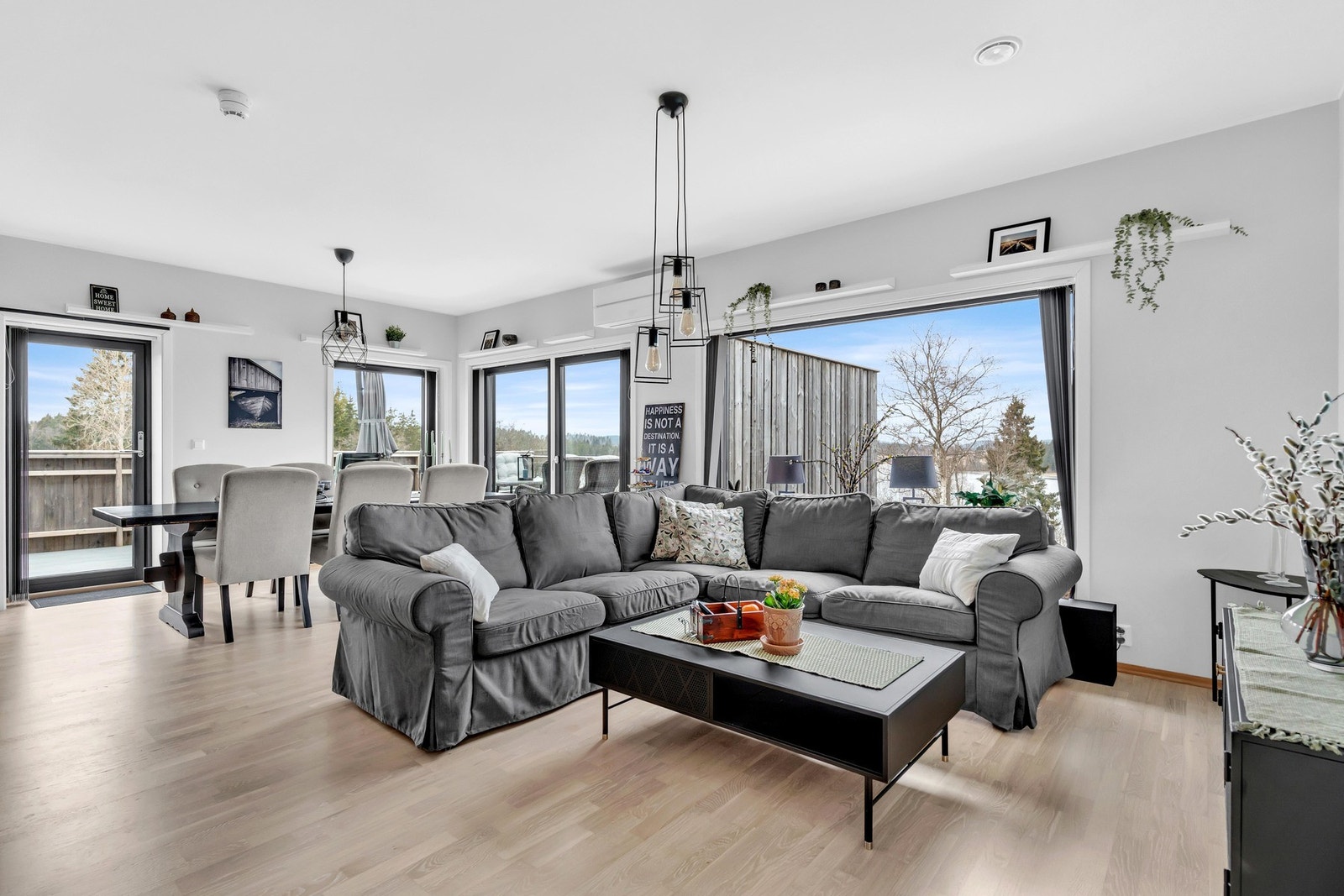 Her er det god plass til både spisegruppe og sofagruppe med tv-møblement. Galleribilde