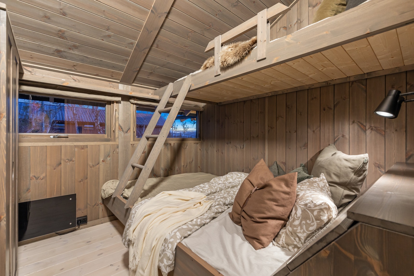 Soverom med familiekøye
Illustrasjonsbilde Galleribilde