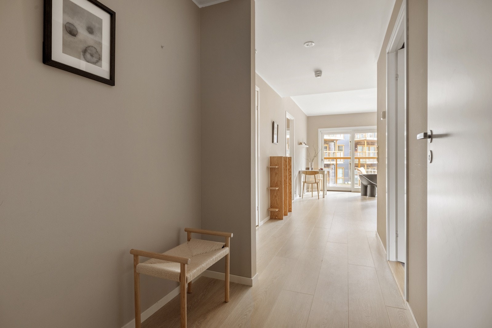 Det er lagt 1-stavs laminat på gulv som er både flott og slitesterk. Galleribilde