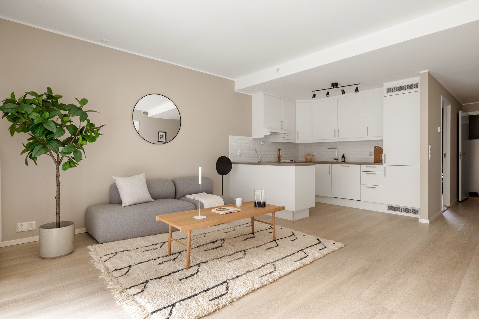 Kjøkkeninnredningen består av slette fronter og en slitesterk laminat benkeplate. Galleribilde