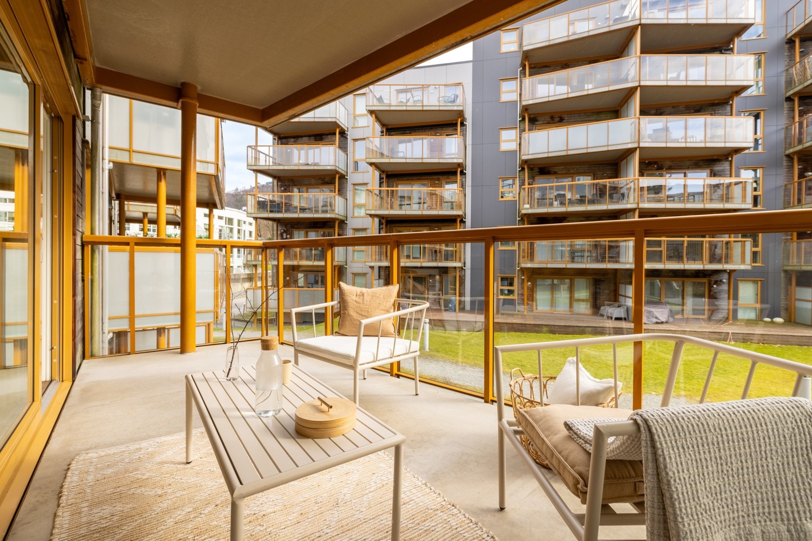Her har du formiddags solen og muligheten til å møblere med utemøbler. Balkongen gir en fin forlengelse av stuen og er et fint, ekstra oppholdsrom på sommerstid. Galleribilde