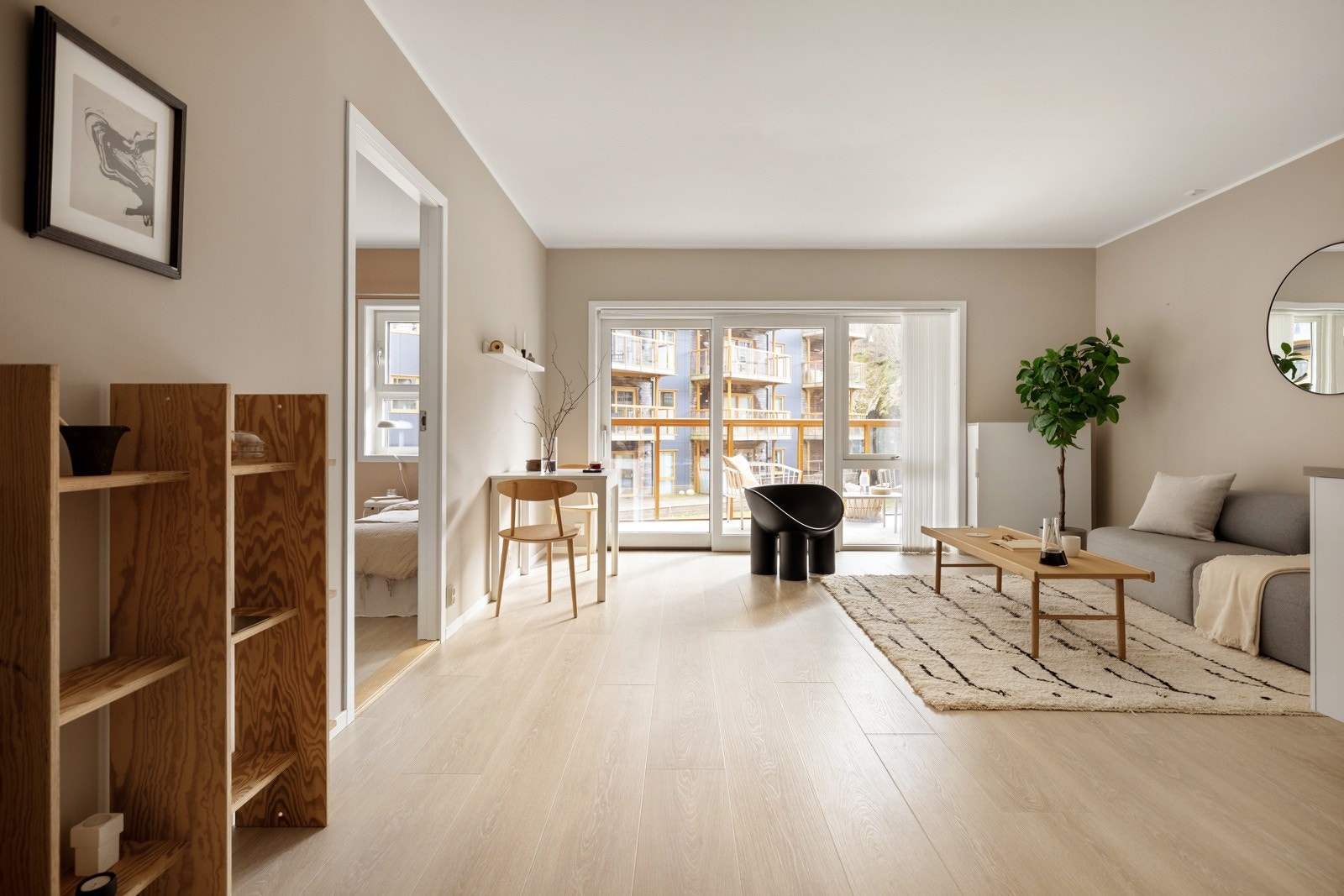 Videre kommer vi inn til hjertet av boligen, nemlig stuen. Her er det god plass til å innrede med både sofa- og spisegruppe. Galleribilde