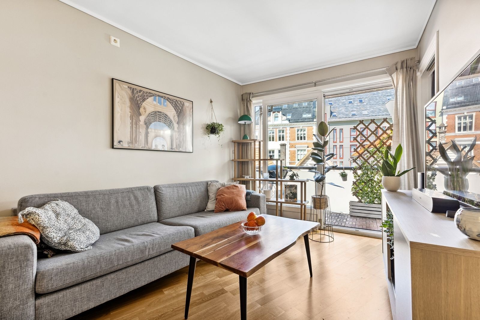 Stue med utgang til veranda, utsikt og rolige farger. Galleribilde