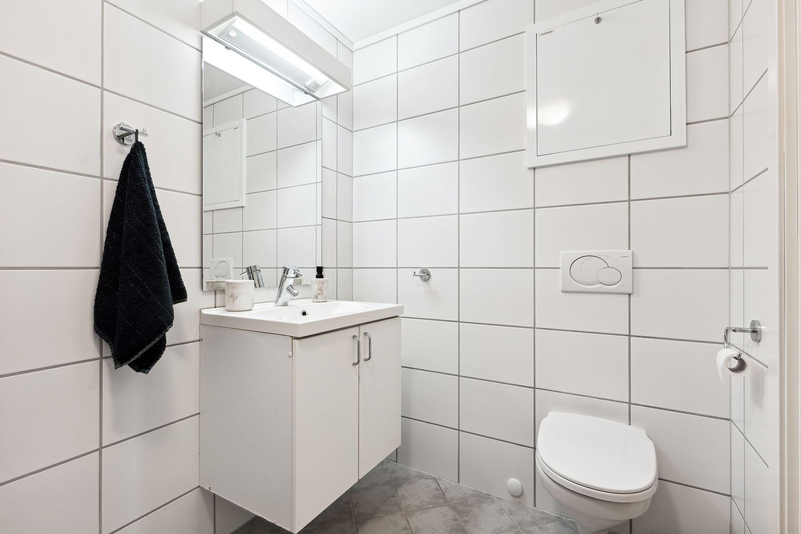 Helfliset Bad med servant, toalett, dusj og vaskemaskin. Galleribilde