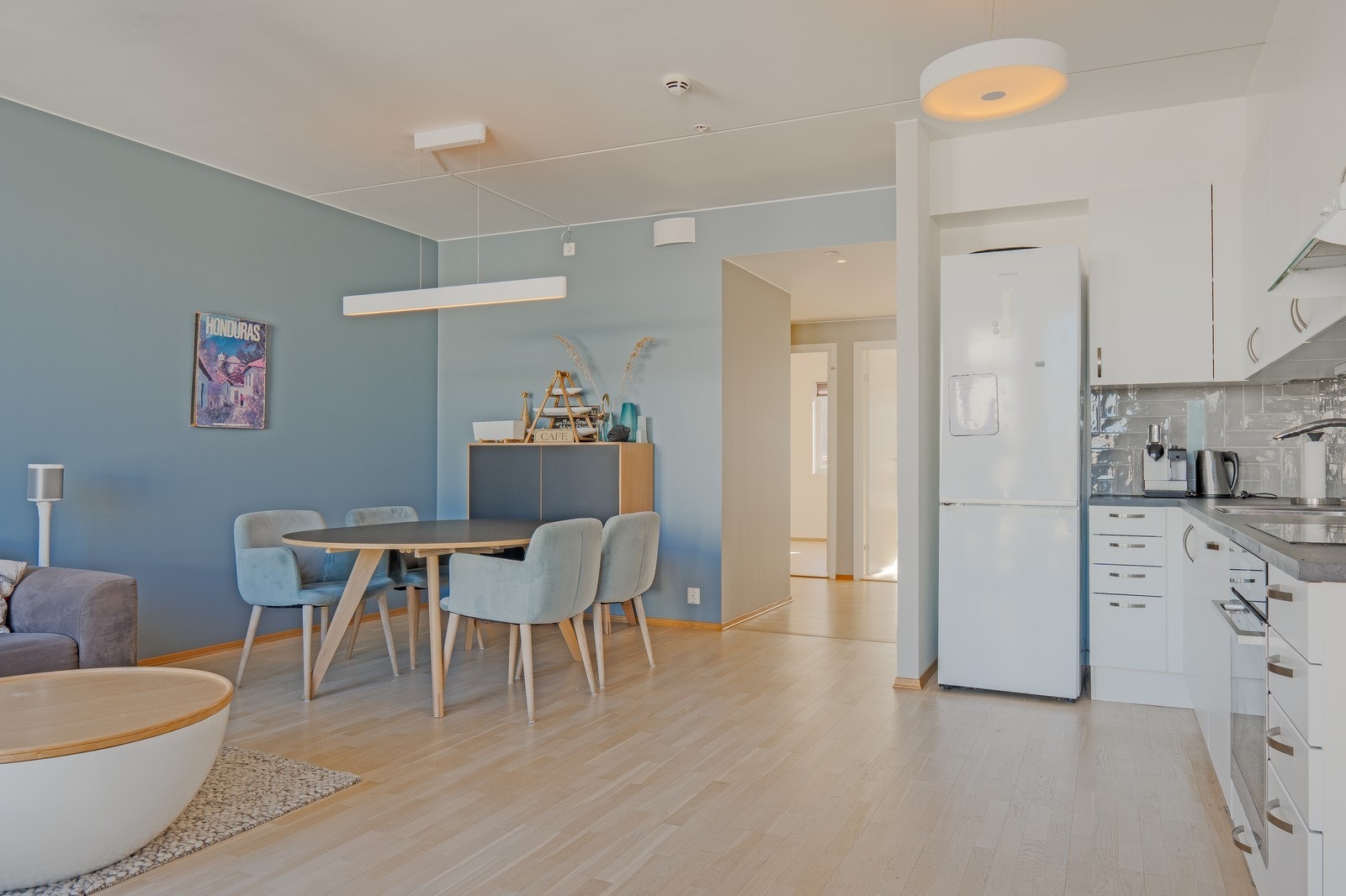 Moderne og funksjonelt kjøkken med integrerte hvitevarer og godt med skapplass. Galleribilde