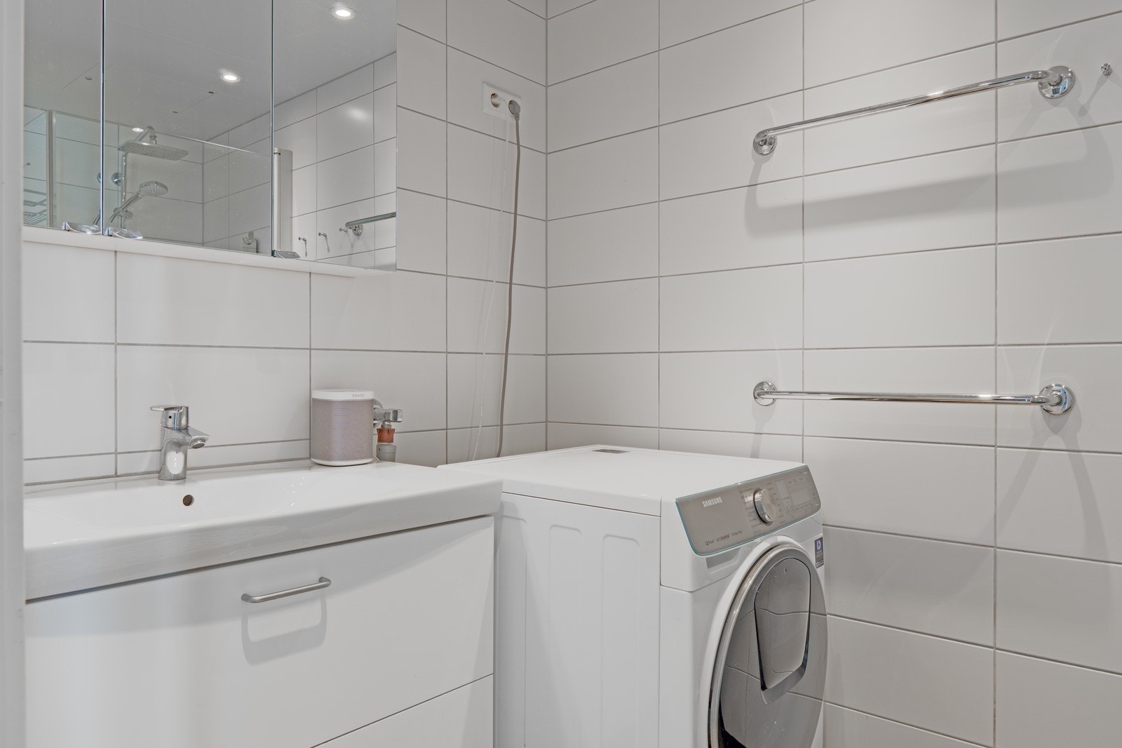 Romslig bad, med vaskemaskin. Galleribilde