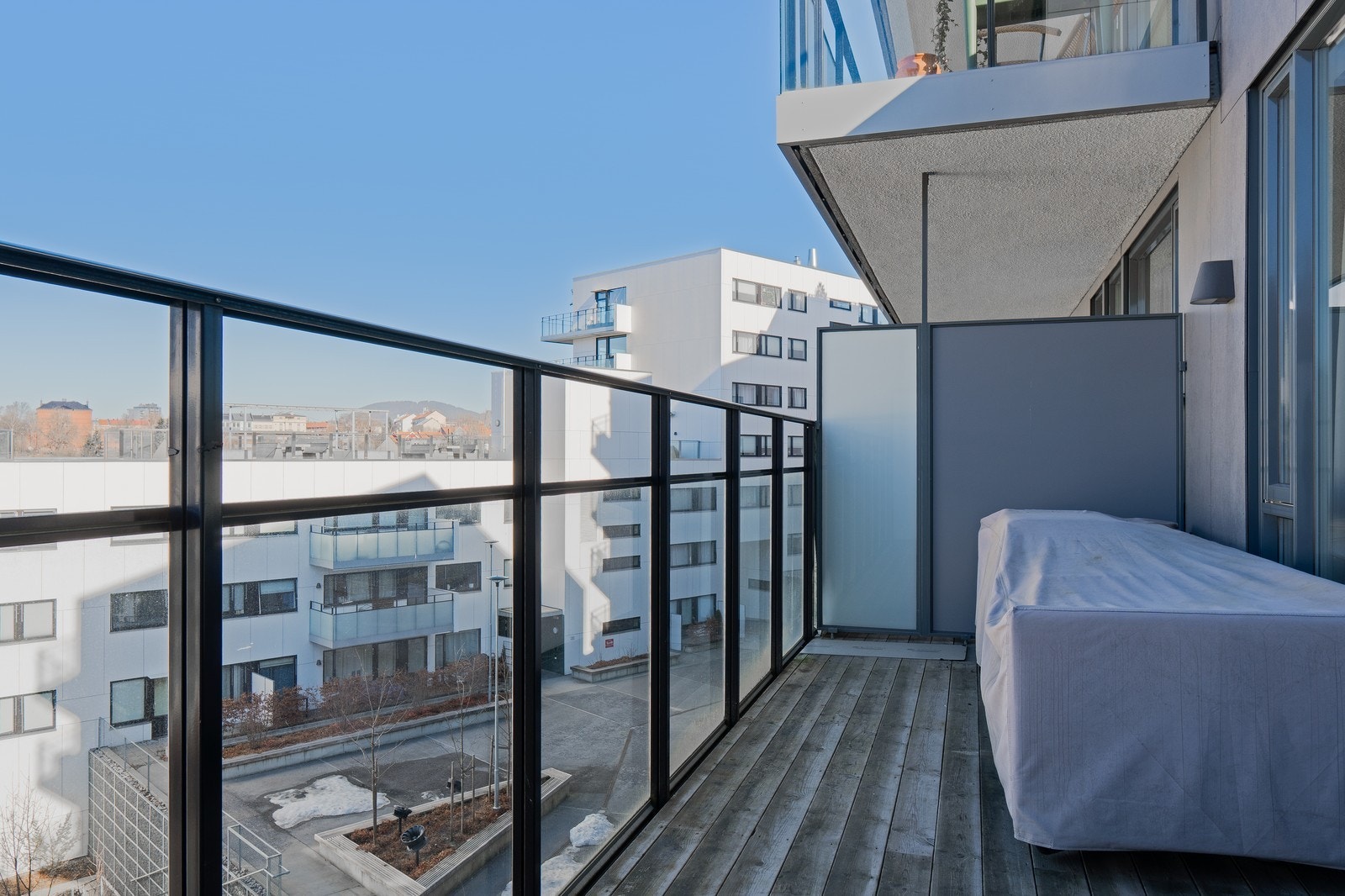 Fra stuen har du direkte tilgang til den store balkongen på 12 kvm. Galleribilde