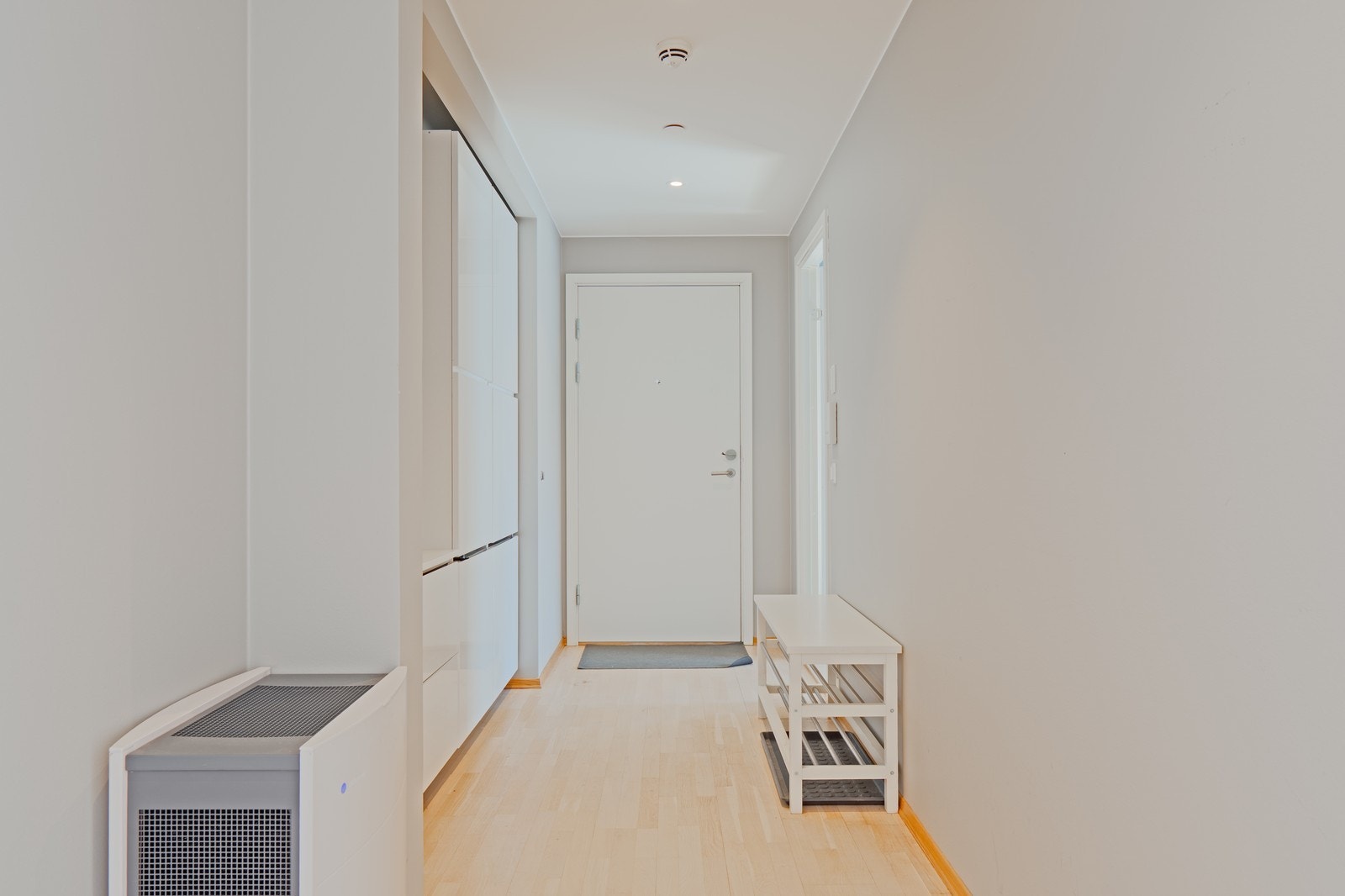 Lys og innbydende entré med god plass til oppbevaring. Praktisk og stilrent. Galleribilde