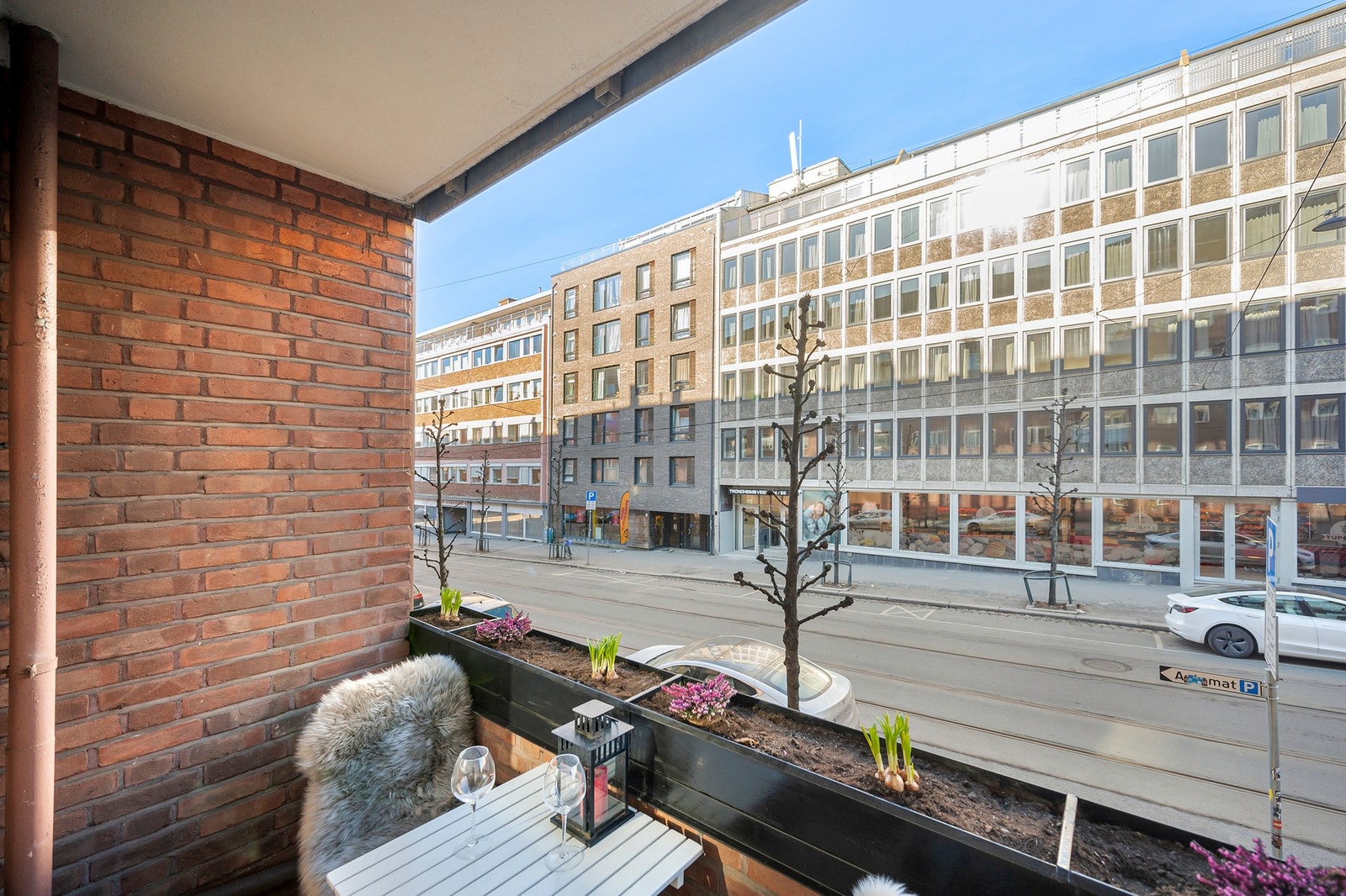 Koselig balkong med plass til utemøbler, perfekt for å nyte morgenkaffen eller avslapning i ettermiddagssolen. Galleribilde