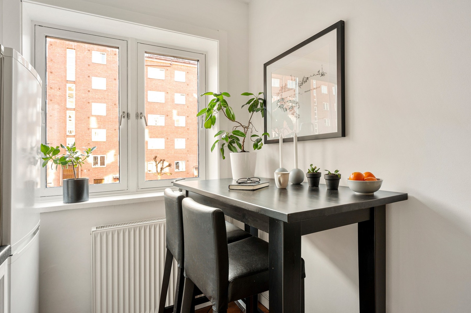 Kjøkkenet har plass til et koselig frokostbord. Galleribilde