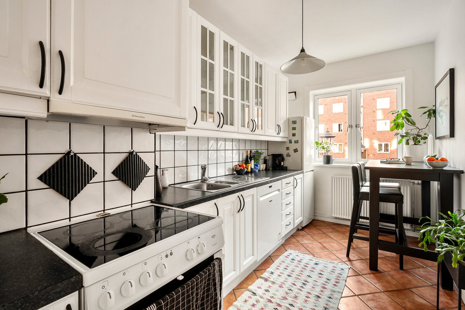 Med separat kjøkken får du en egen, stille sone for matlaging og middag, samtidig som stuen forblir fri for matos og støy. Galleribilde