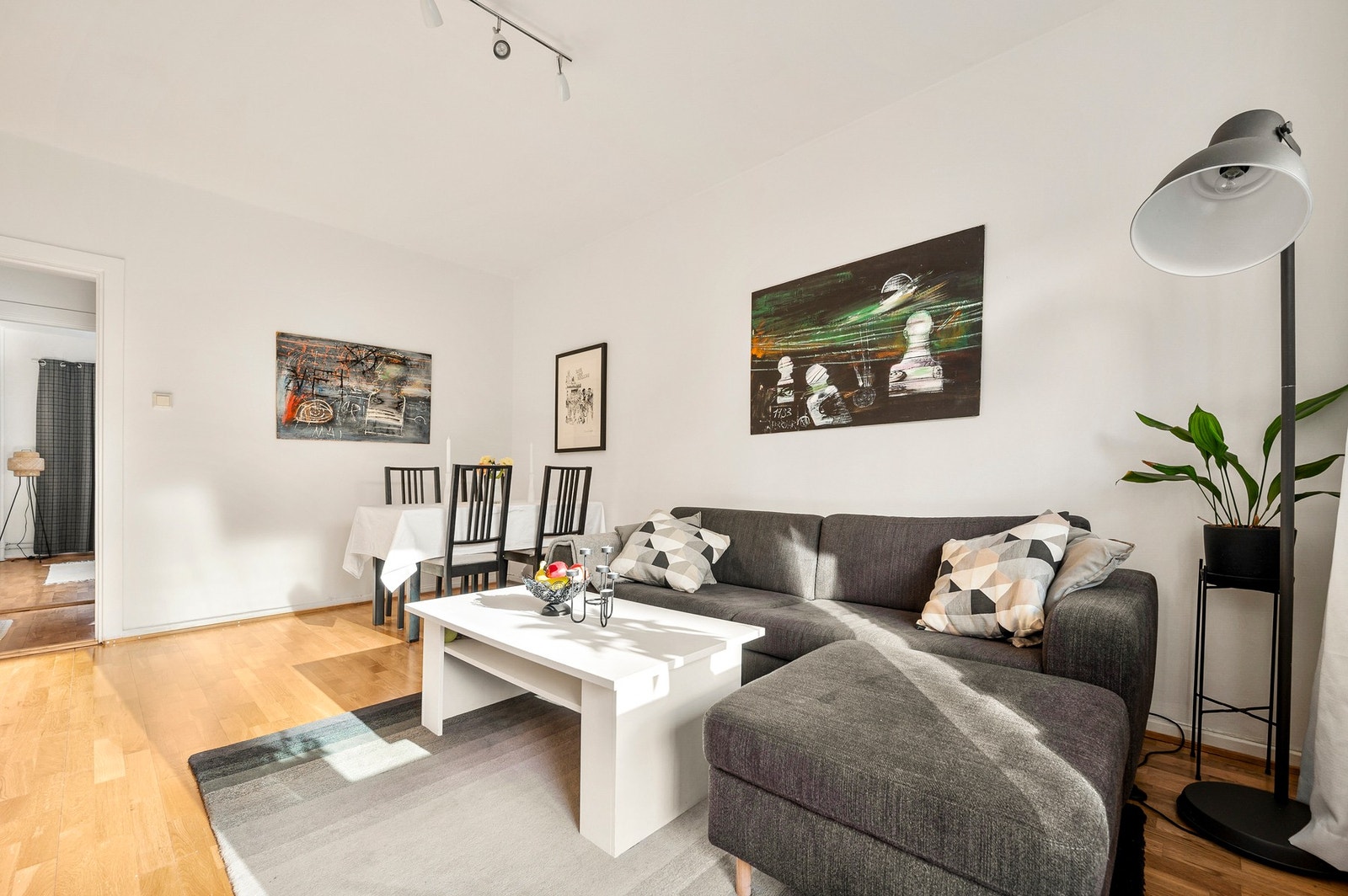 Stuen har en naturlig sone for spisebord. Galleribilde