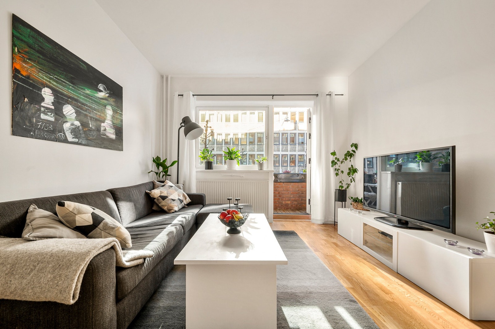 Sentralt på attraktive Sofienberg ligger denne lyse og romslige 2-roms leiligheten med gjennomgående planløsning og balkong! Galleribilde