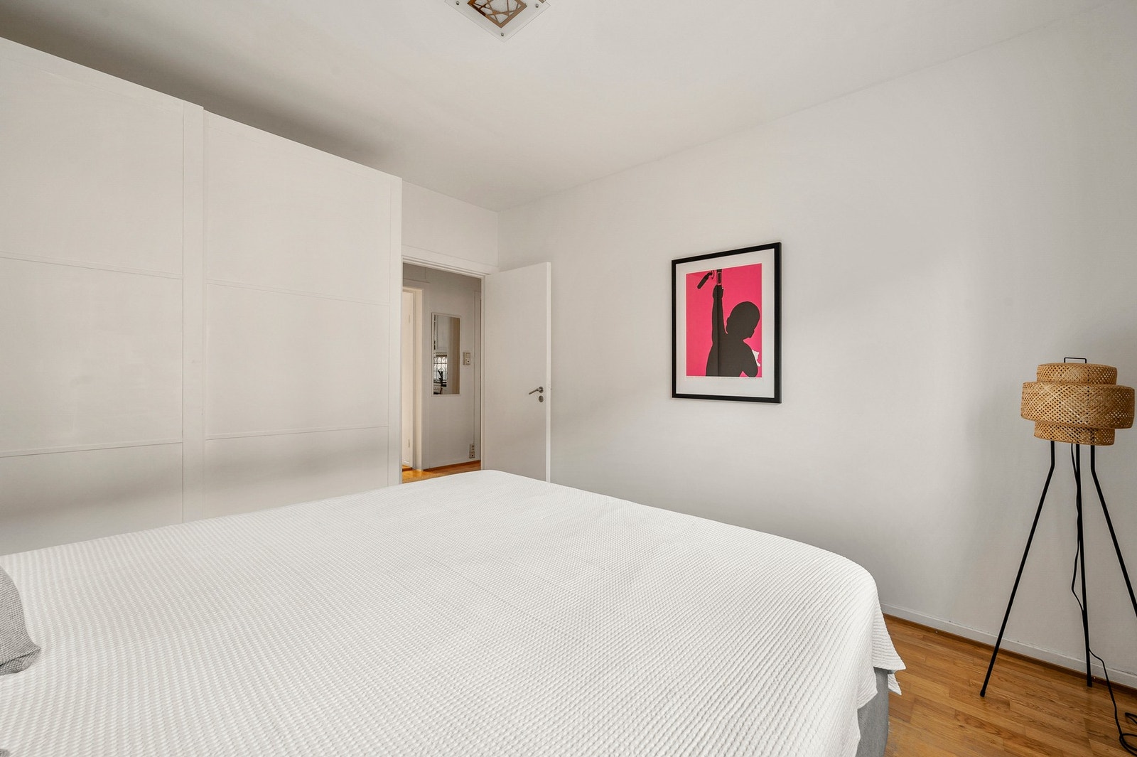 Godt med oppbevaringsplass i stort garderobeskap. Galleribilde