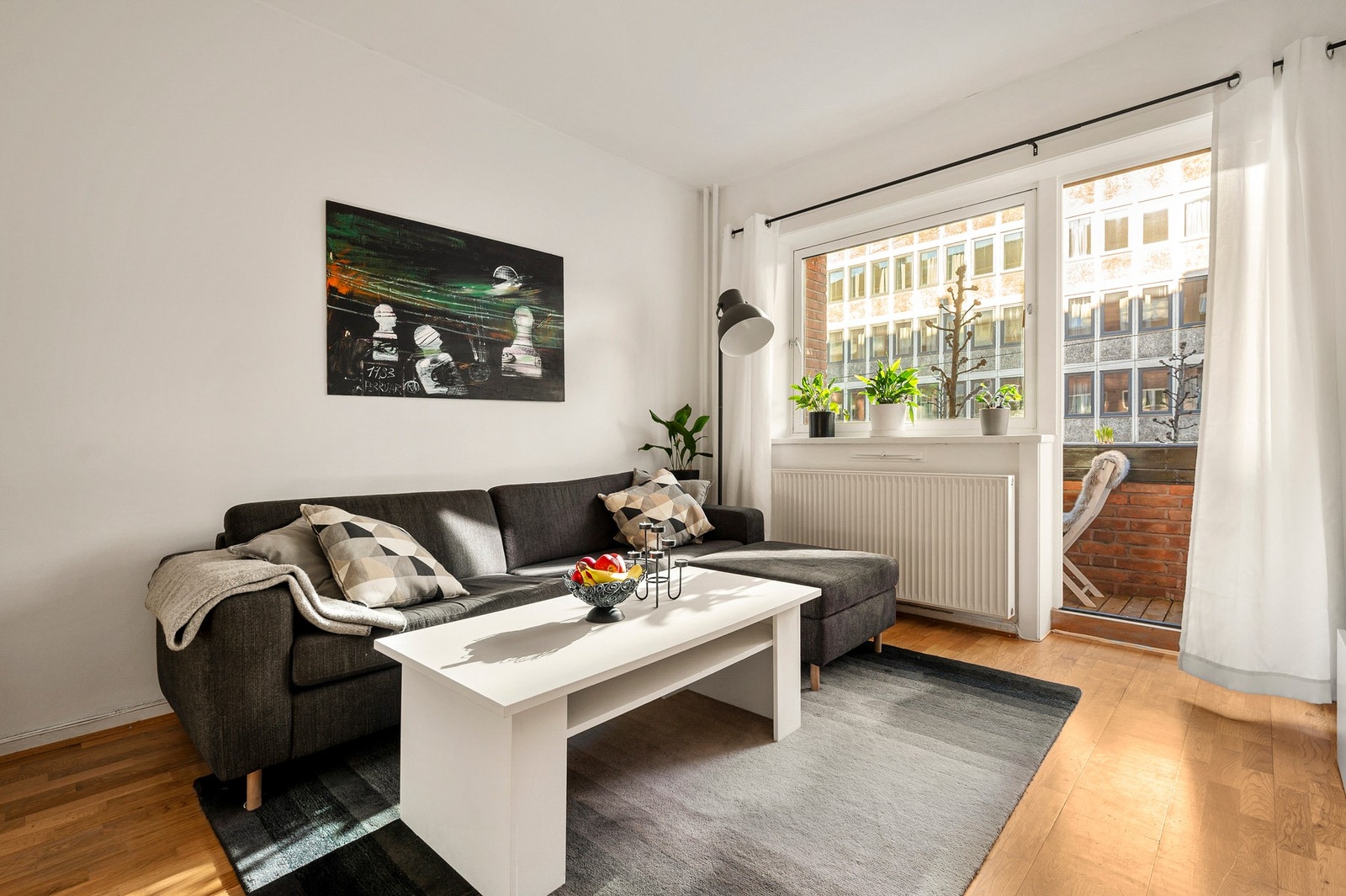 Stuen har store vindusflater som gir et fantastisk naturlig lys, og skaper en lys og luftig atmosfære gjennom hele rommet. Galleribilde