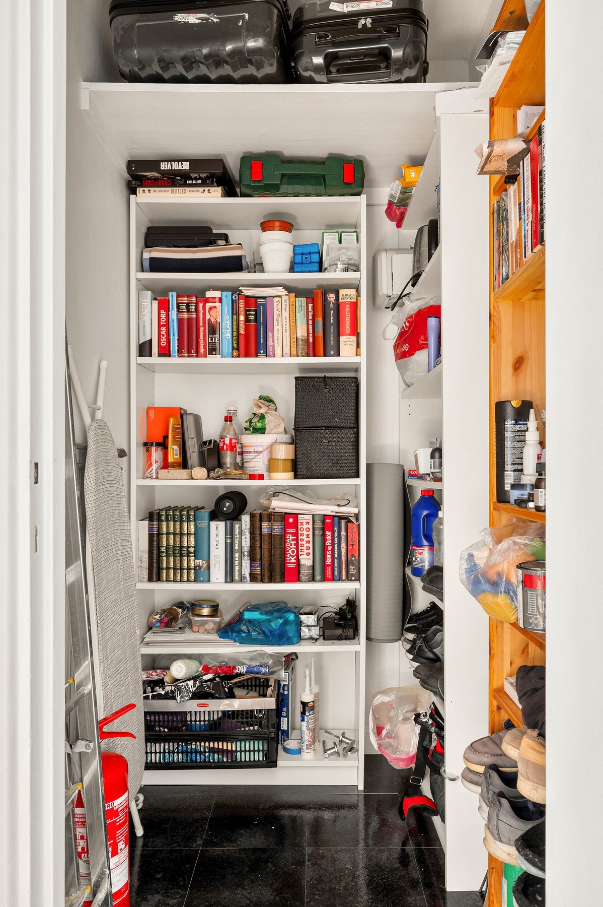 Den innvendige boden er på hele 3 kvm, så her er det god plass til oppbevaring av alt fra rengjøringsutstyr til ytterklær. Galleribilde