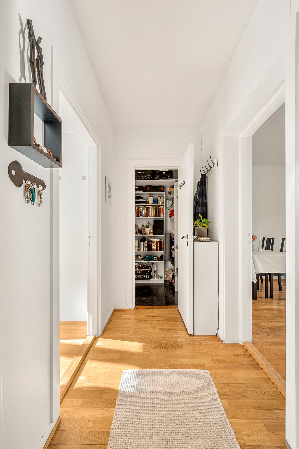 Entréen binder alle rommene naturlig sammen. I entréen er det inngang til en praktisk, innvendig bod. Galleribilde