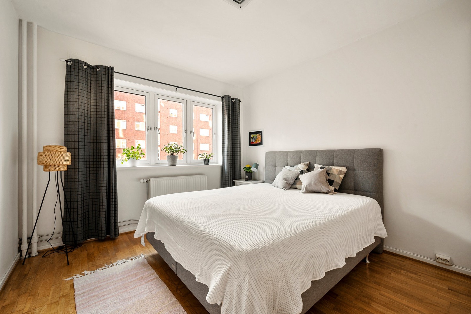 Boligens soverom er av god størrelse med god plass til dobbeltseng og tilhørende nattbord. Galleribilde