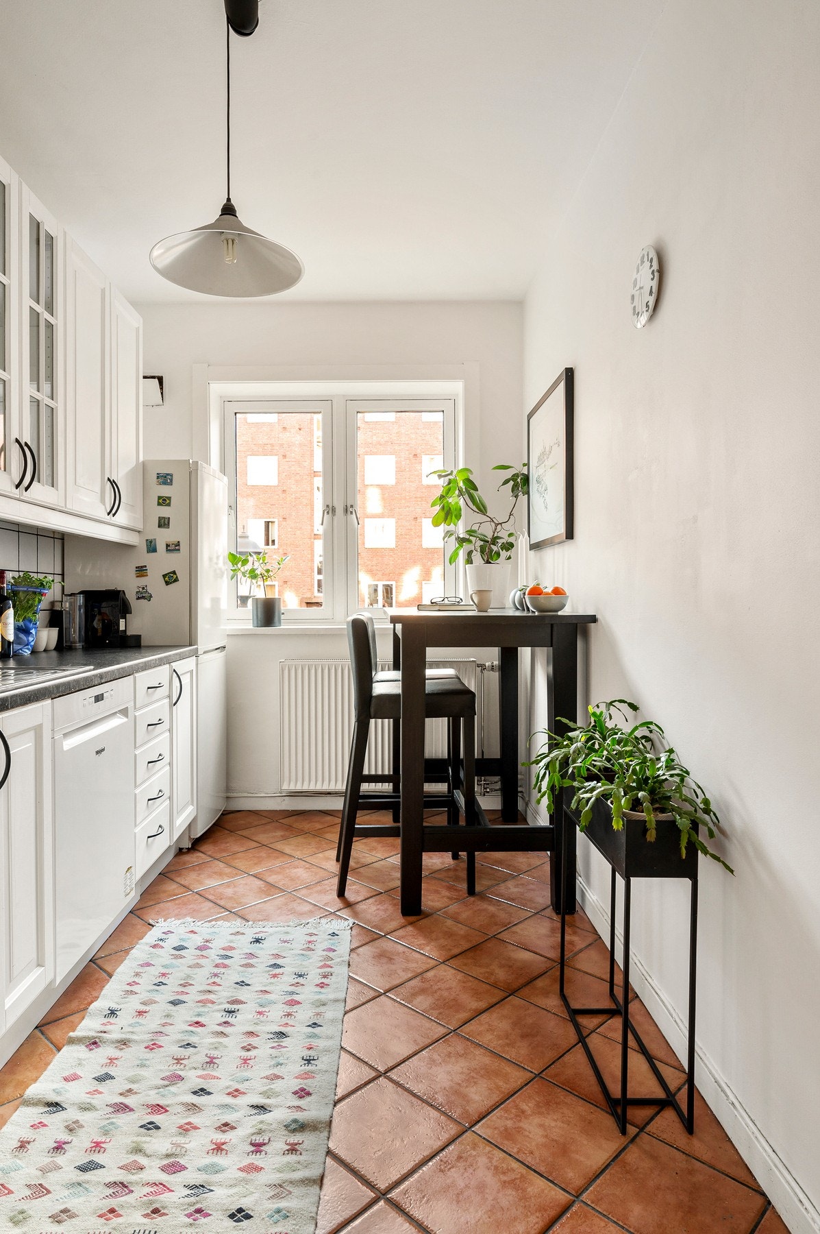 Boligen kan enkelt omgjøres til en 3-roms ved å flytte kjøkkenet til stuen, perfekt for den som ønsker mer plass. Galleribilde