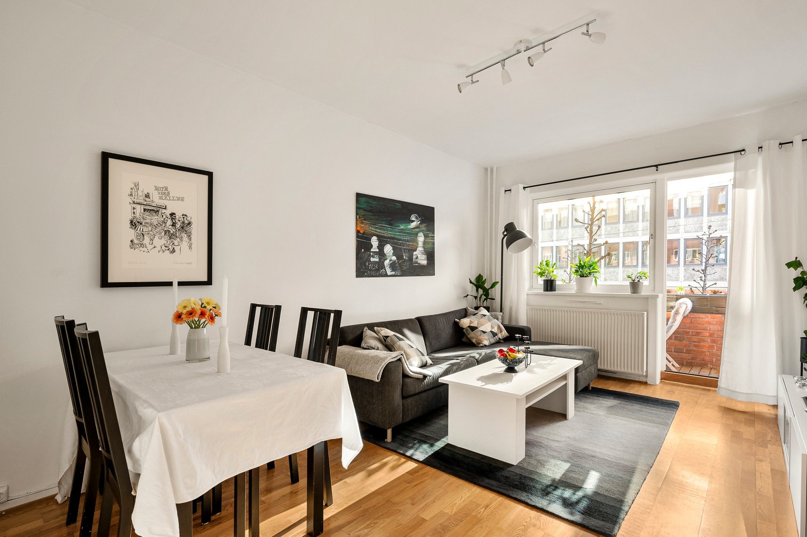 Lys og innbydende stue med god plass til både sofakrok og spisegruppe. Galleribilde