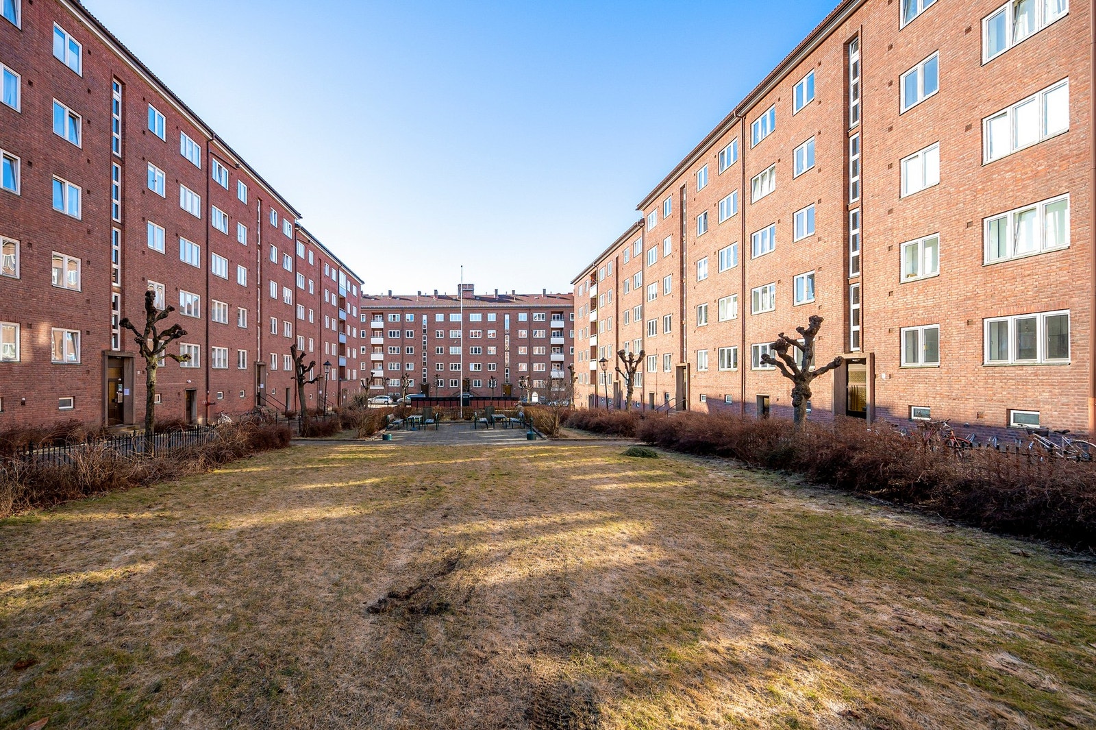 Borettslaget har en stor, felles bakgård. Galleribilde