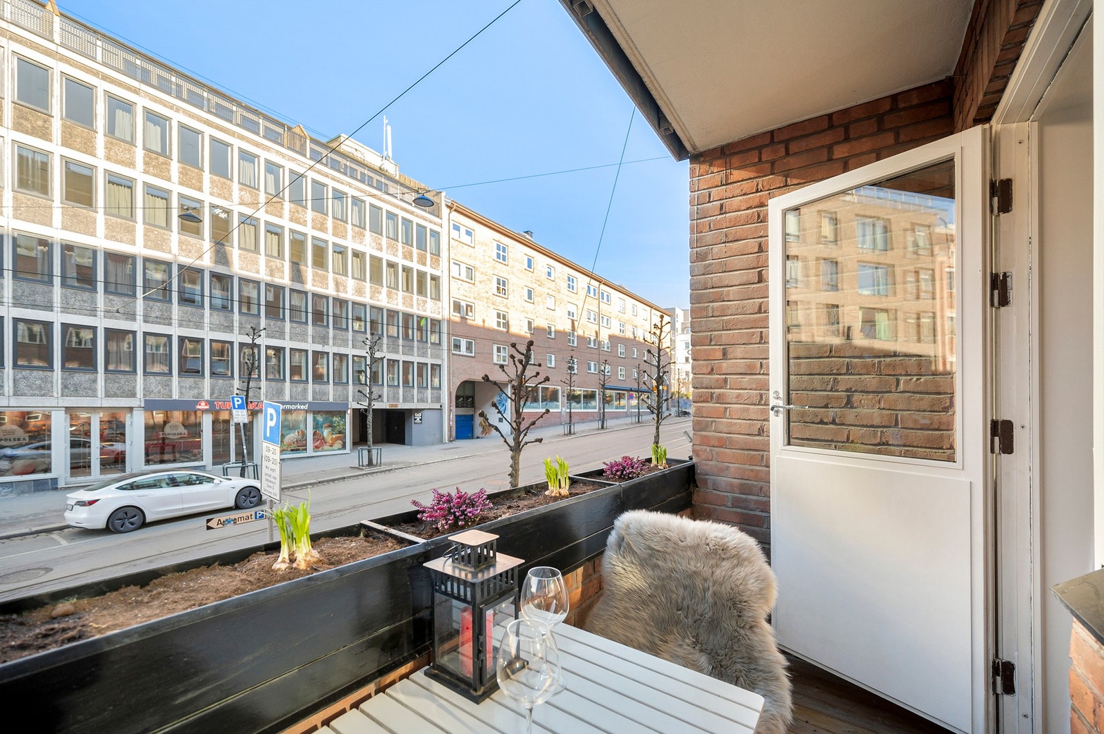 Med plantekasser langs rekkverket kan du enkelt gi liv til uteplassen med flotte blomster eller urter. Galleribilde