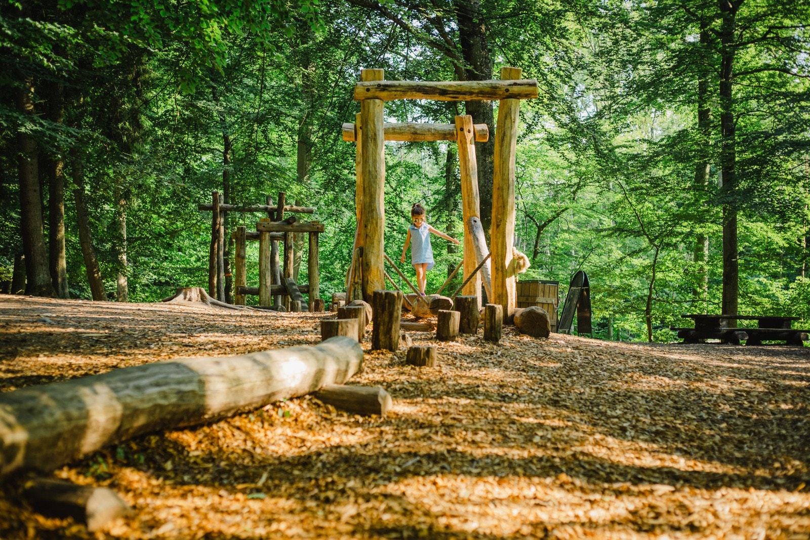 I skogen bak Høyden vil det bli etablert en skogslekeplass, med bålplass, natursti, skogshinderbane og trehytter. Din helt egen nærskog, som legger til rette for lavterskel opplevelser i naturen for hele familien. (ny) Galleribilde