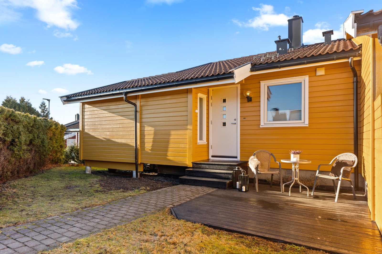 Det er fin uteplass på begge sider av huset. I fornt er det flatt, fint og barnevennlig Galleribilde