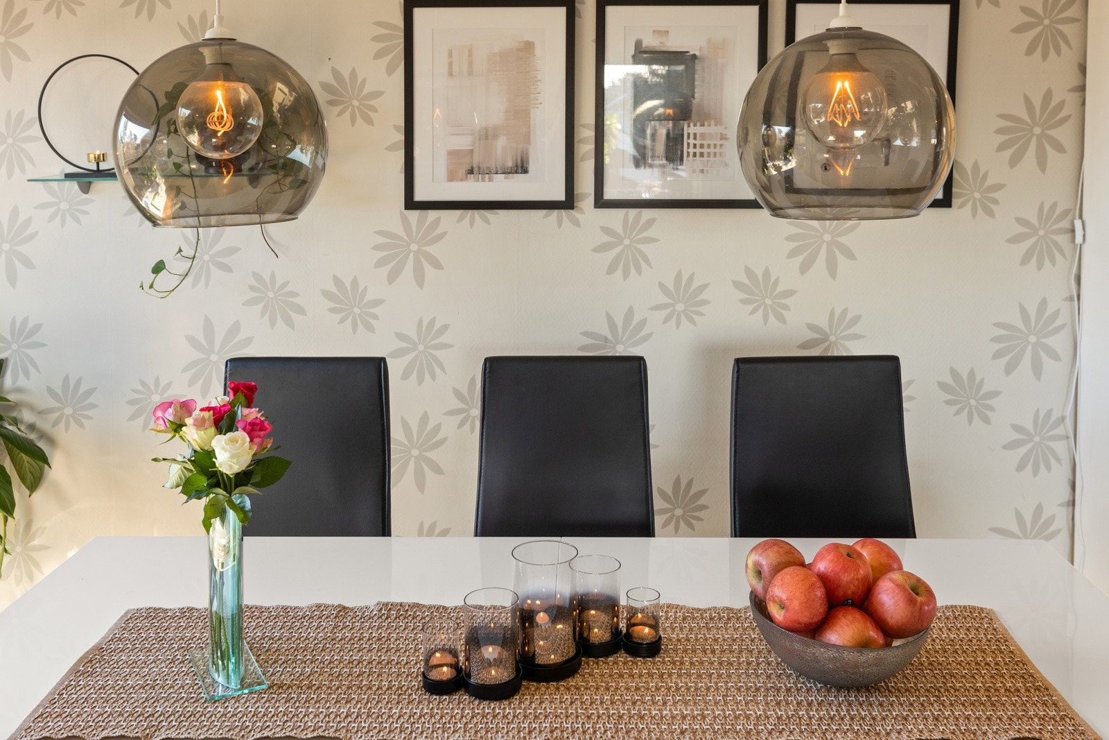 Boligen har normalt bra standard og inneholder 3 soverom Galleribilde