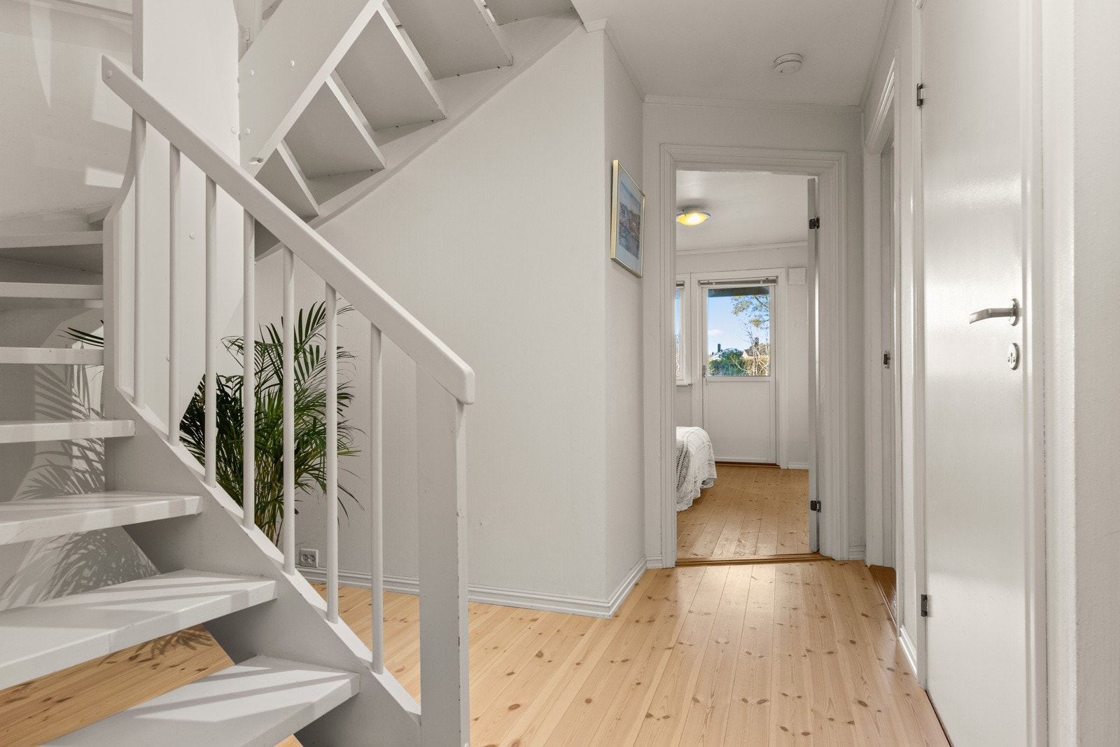 Underetasje innholder to soverom, bad og wc rom. Det er også praktisk lagerplass Galleribilde