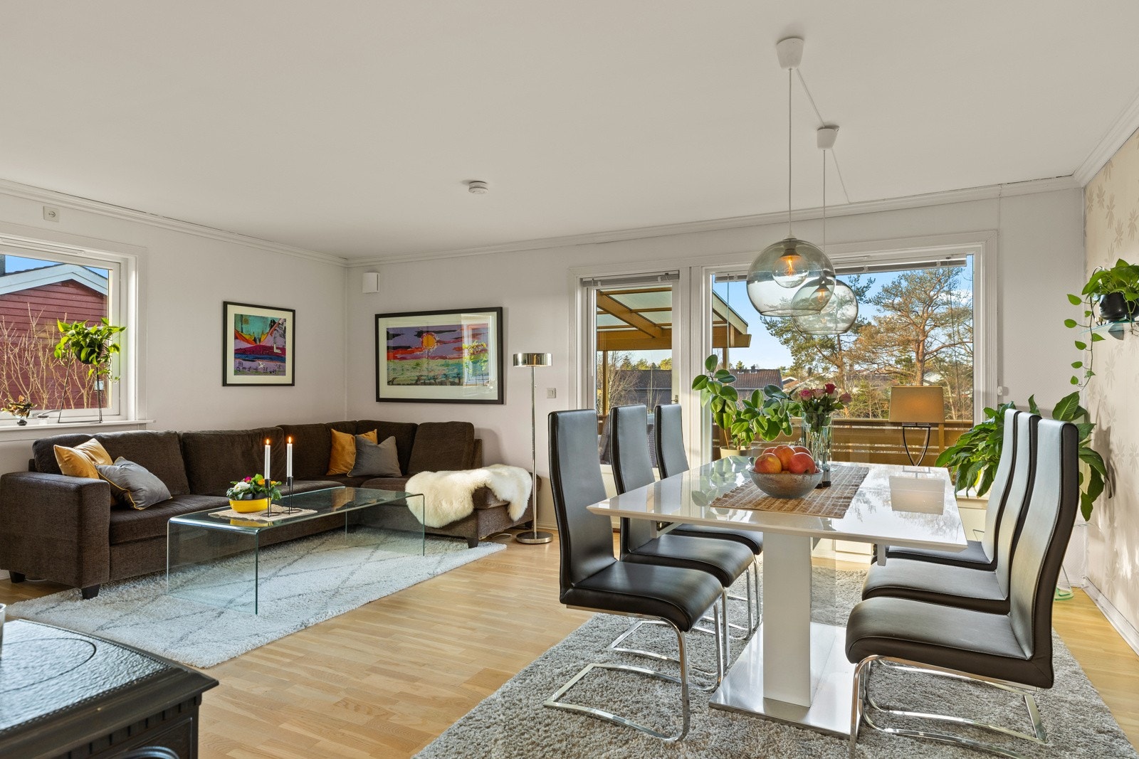 Boligen er tilbygget i senere år og fremstår lys og luftig Galleribilde