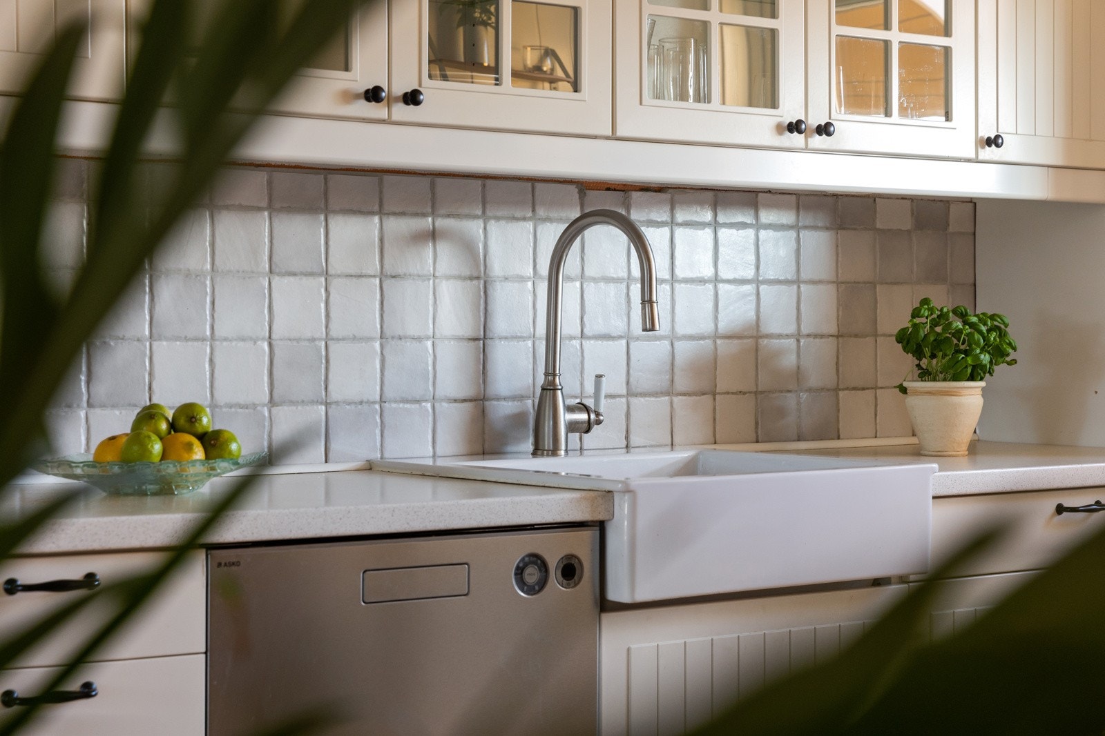 Det er fliser mellom over- og underskap Galleribilde