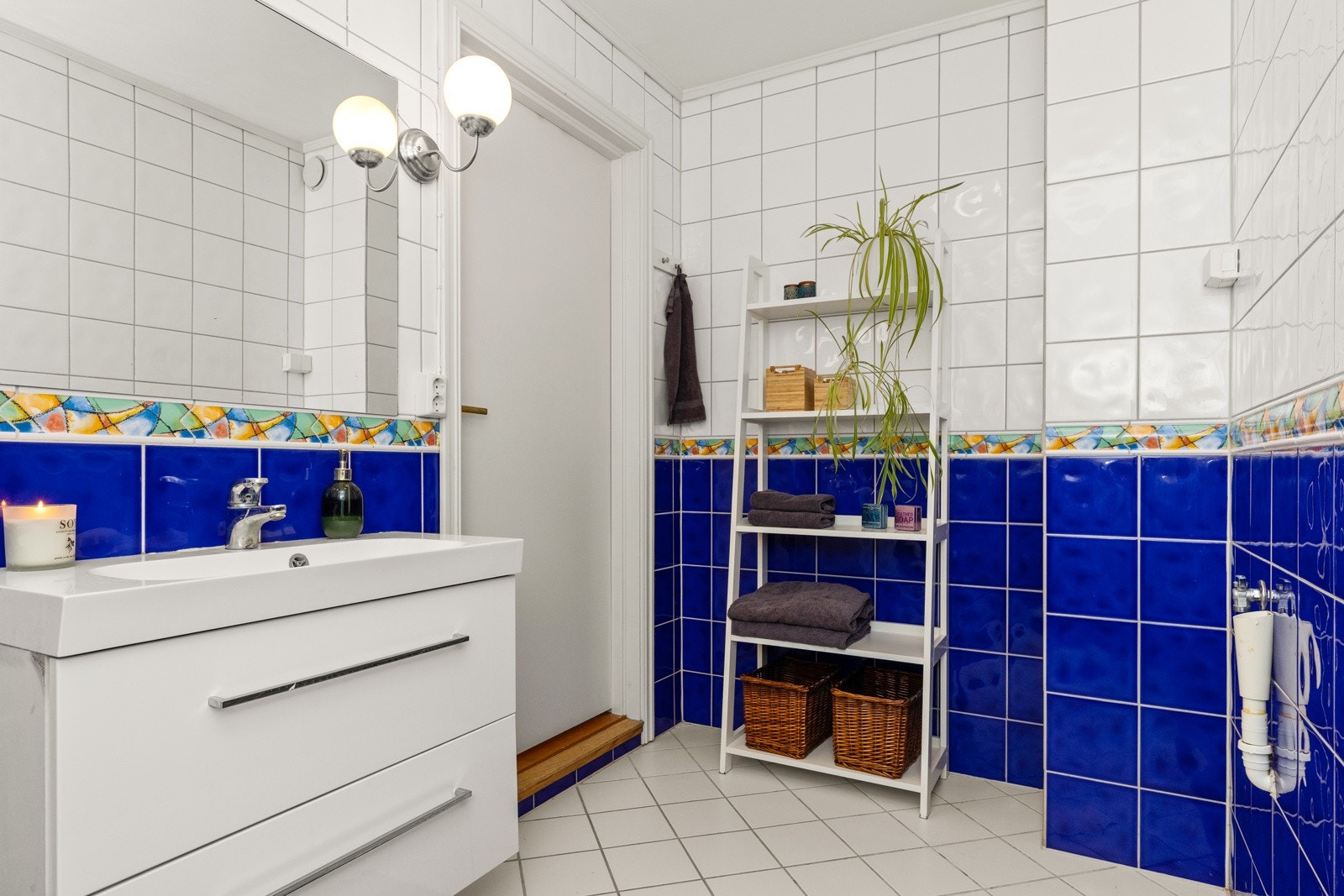 Flislagt bad med nyere innredning. Det er varme i gulvet Galleribilde