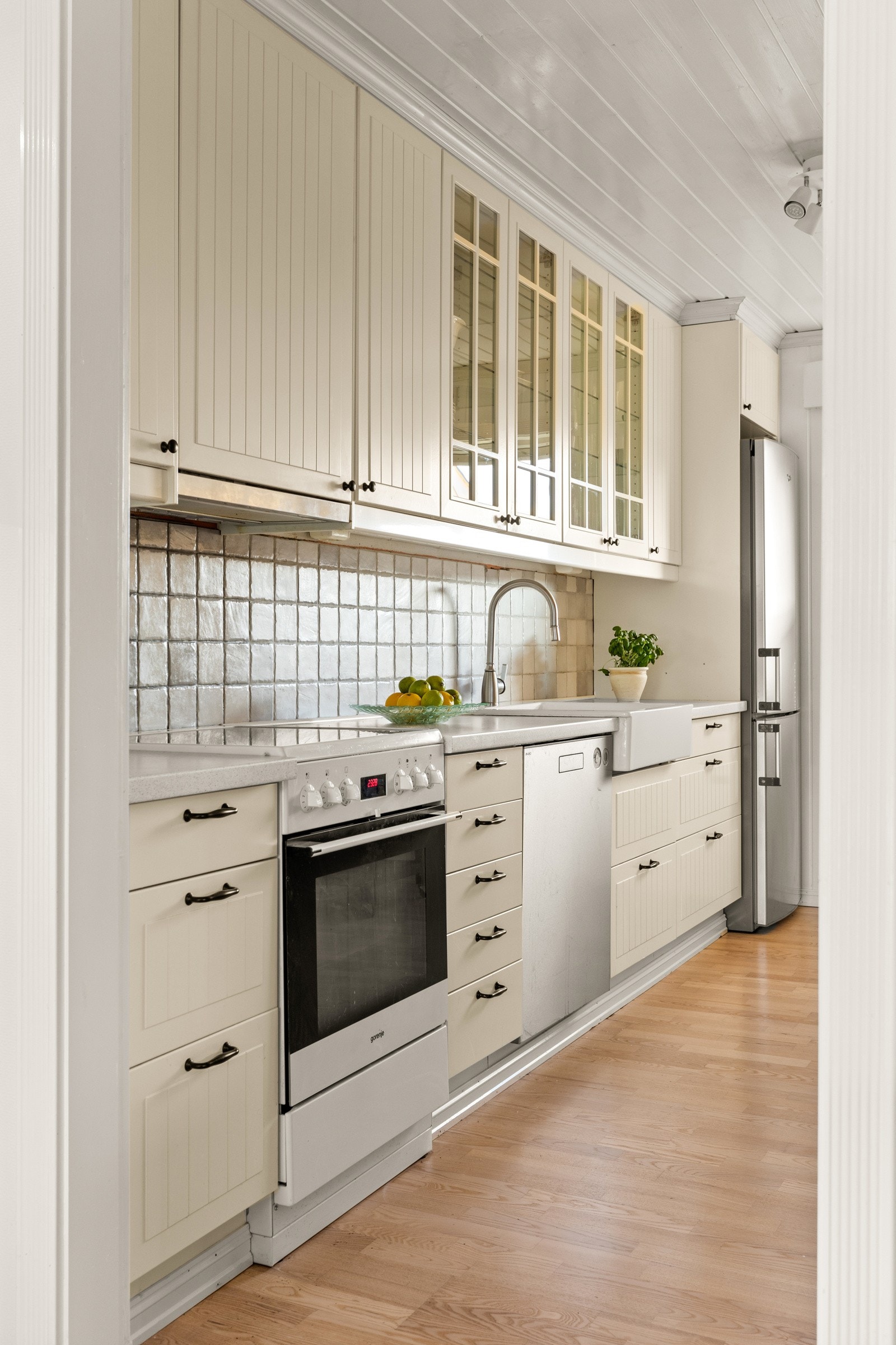 Lys kjøkkeninnredning med over- og underskap Galleribilde