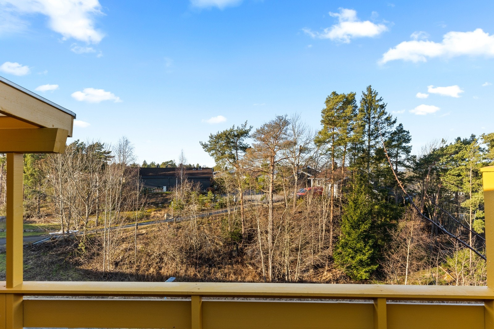 Eeindommen ligger høyt og fint i terrenget Galleribilde