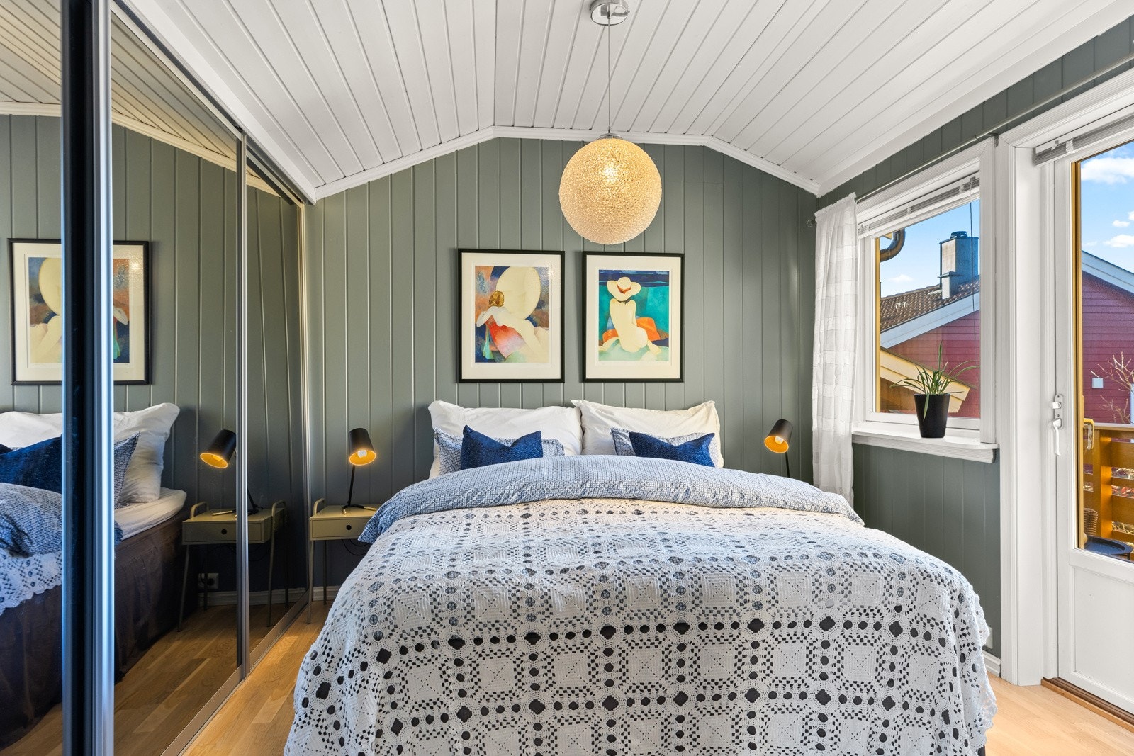 Hovedsoverommet i første etasje med utgang til veranda Galleribilde